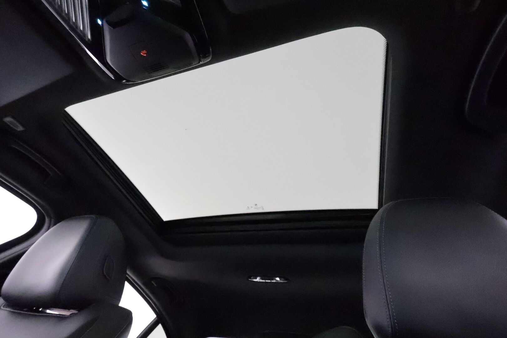 BMW 330 2020 G20 330e M-Sport *ACC / HUD / Laser / Muistipenkki / 360° / Lasikattoluukku / Comfort Access / Hifi / Navi / Koukku* - Adaptiivinen M Sport alusta / Kahdet renkaat aluvanteilla / Huippuvarusteet!
