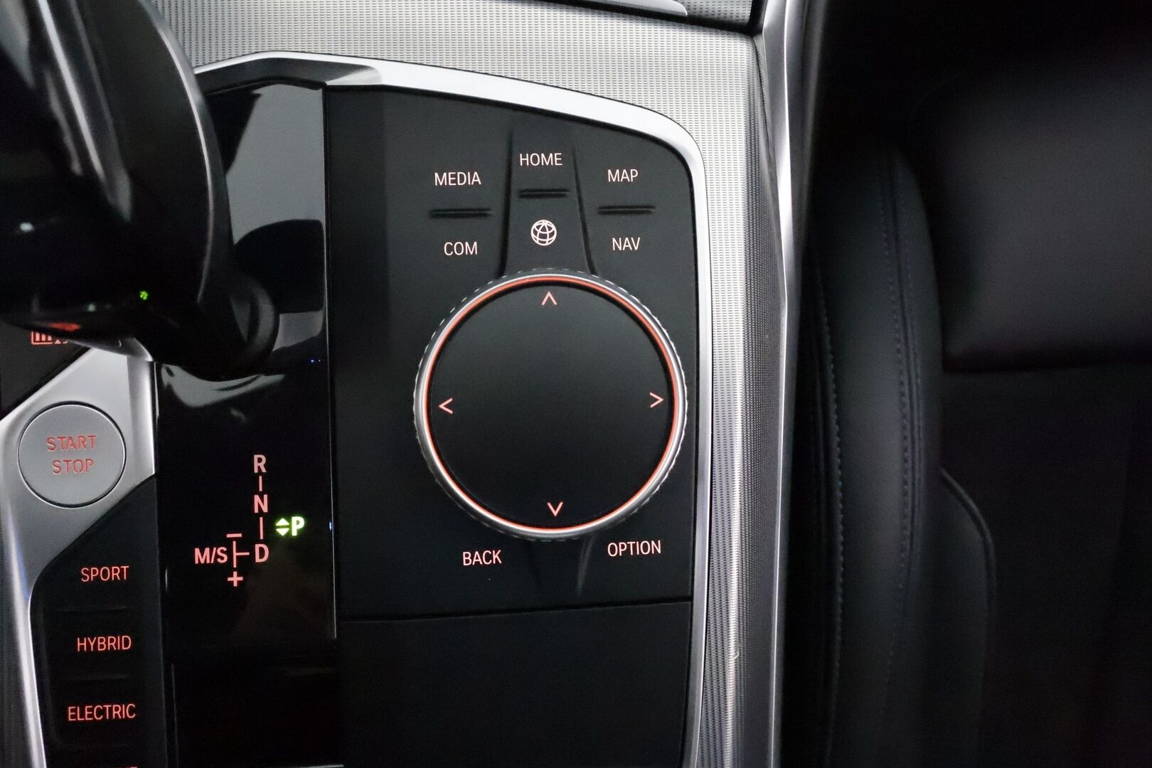 BMW 330 2020 G20 330e M-Sport *ACC / HUD / Laser / Muistipenkki / 360° / Lasikattoluukku / Comfort Access / Hifi / Navi / Koukku* - Adaptiivinen M Sport alusta / Kahdet renkaat aluvanteilla / Huippuvarusteet!