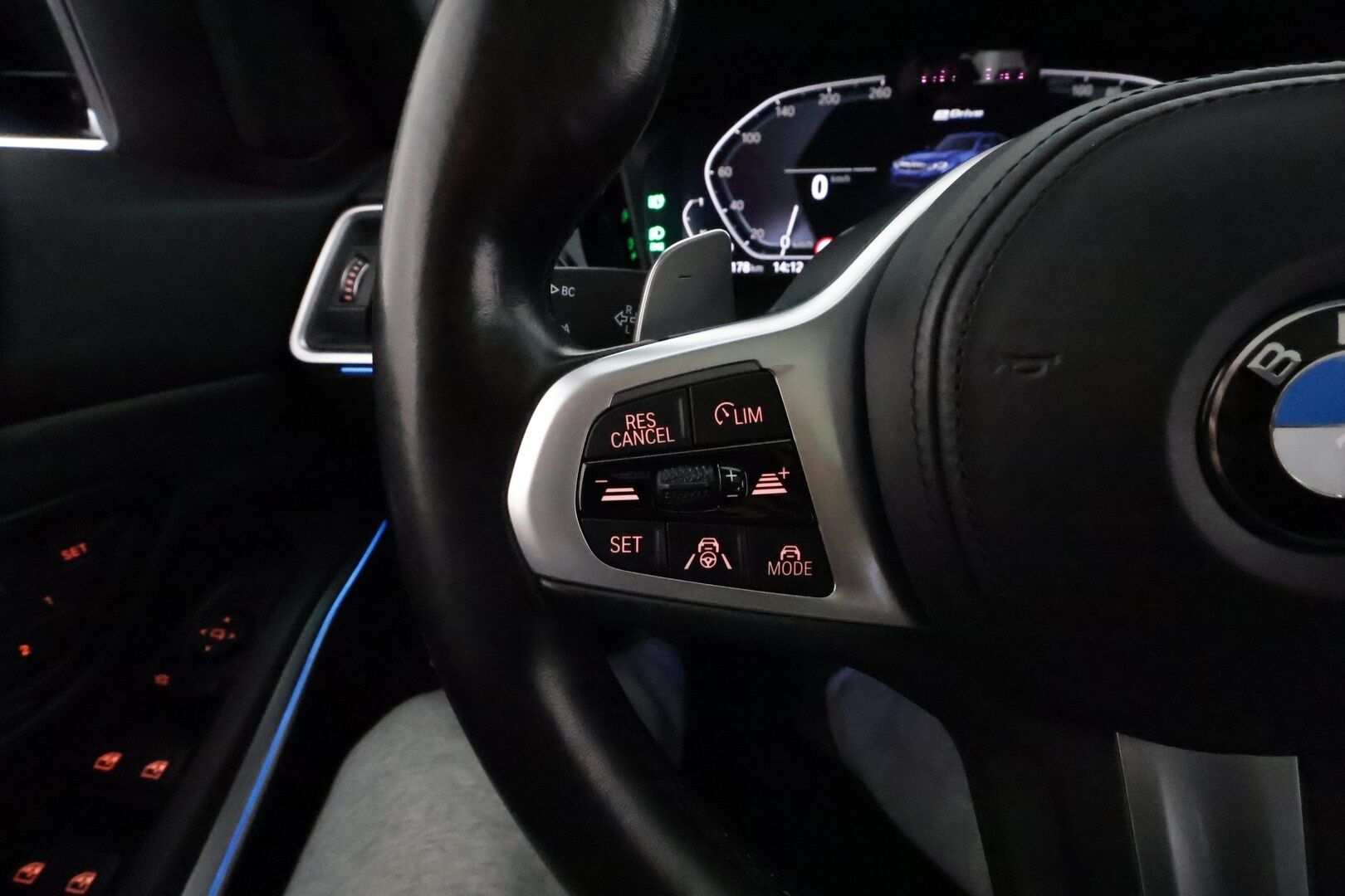 BMW 330 2020 G20 330e M-Sport *ACC / HUD / Laser / Muistipenkki / 360° / Lasikattoluukku / Comfort Access / Hifi / Navi / Koukku* - Adaptiivinen M Sport alusta / Kahdet renkaat aluvanteilla / Huippuvarusteet!