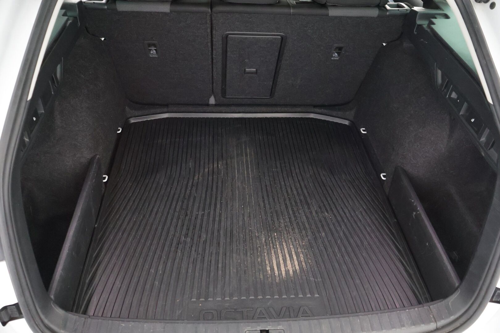 Skoda Octavia 2021 Combi 1,0 TSI Style eTEC DSG Autom. - ACC | Webasto  | Digimittaristo | P.Kamera | Navi | Keyless | Langaton lataus | Ambient | 1.OM Suomi-auto | Koukku | 2x Renkaat