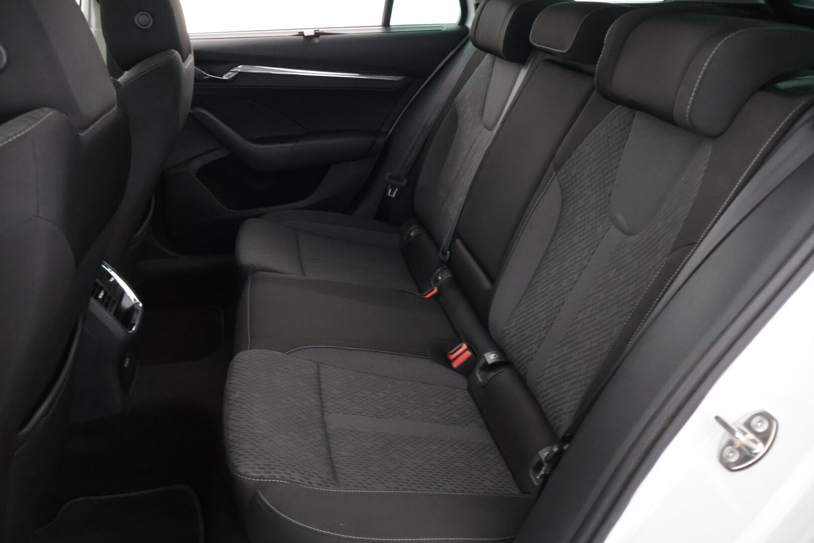 Skoda Octavia 2021 Combi 1,0 TSI Style eTEC DSG Autom. - ACC | Webasto  | Digimittaristo | P.Kamera | Navi | Keyless | Langaton lataus | Ambient | 1.OM Suomi-auto | Koukku | 2x Renkaat
