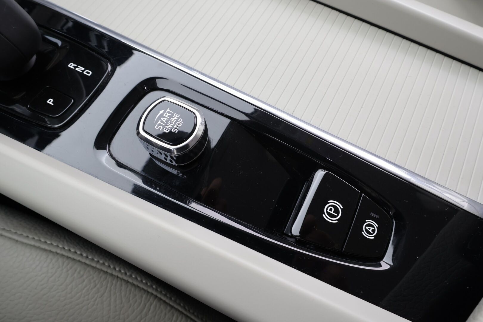 Volvo V60 2022 B4 MHEV Business aut * Webasto / Koukku / ACC / Full-LED / P.kamera / Nahkaverhoilu / Navi / Kaistavahti / Keyless * - Juuri huollettu siistikuntoinen 1-omisteinen Suomiauto hyvillä varusteilla ja kaksilla renkailla!