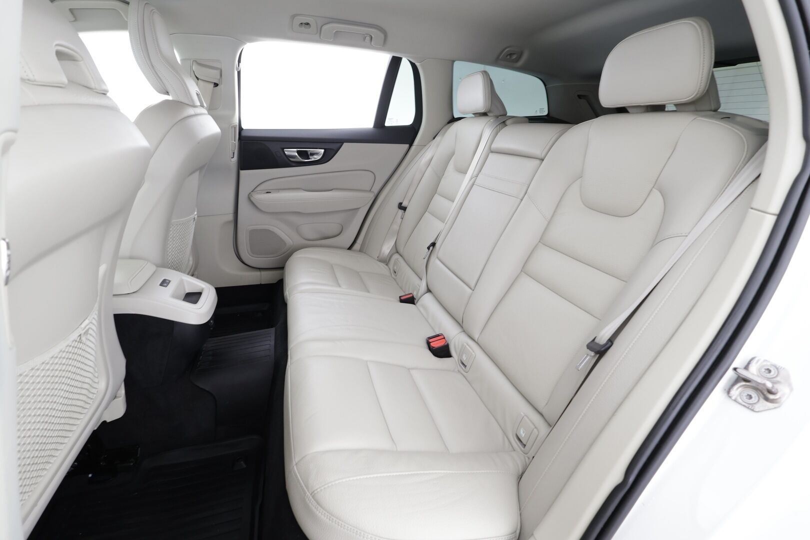 Volvo V60 2022 B4 MHEV Business aut * Webasto / Koukku / ACC / Full-LED / P.kamera / Nahkaverhoilu / Navi / Kaistavahti / Keyless * - Juuri huollettu siistikuntoinen 1-omisteinen Suomiauto hyvillä varusteilla ja kaksilla renkailla!