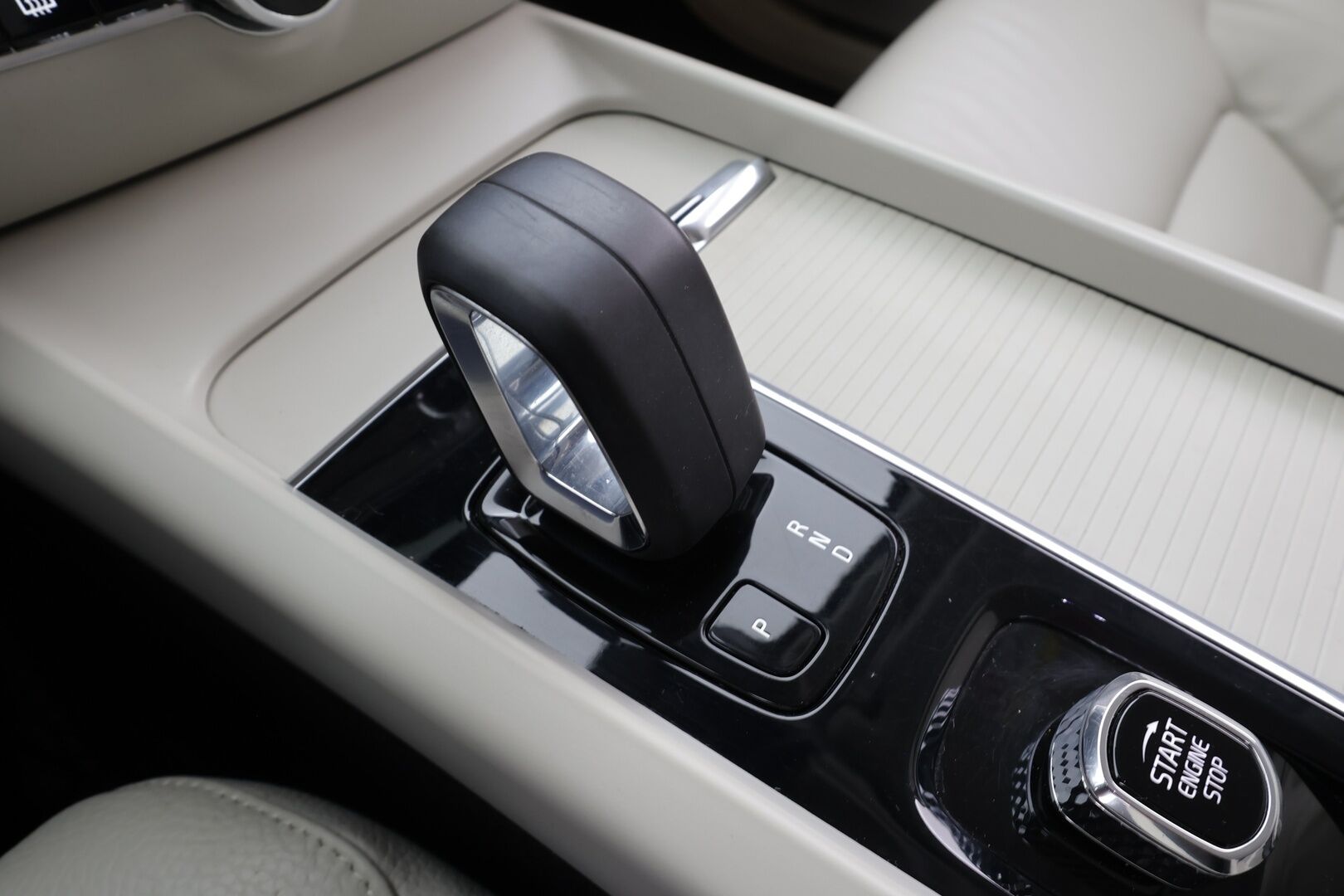 Volvo V60 2022 B4 MHEV Business aut * Webasto / Koukku / ACC / Full-LED / P.kamera / Nahkaverhoilu / Navi / Kaistavahti / Keyless * - Juuri huollettu siistikuntoinen 1-omisteinen Suomiauto hyvillä varusteilla ja kaksilla renkailla!