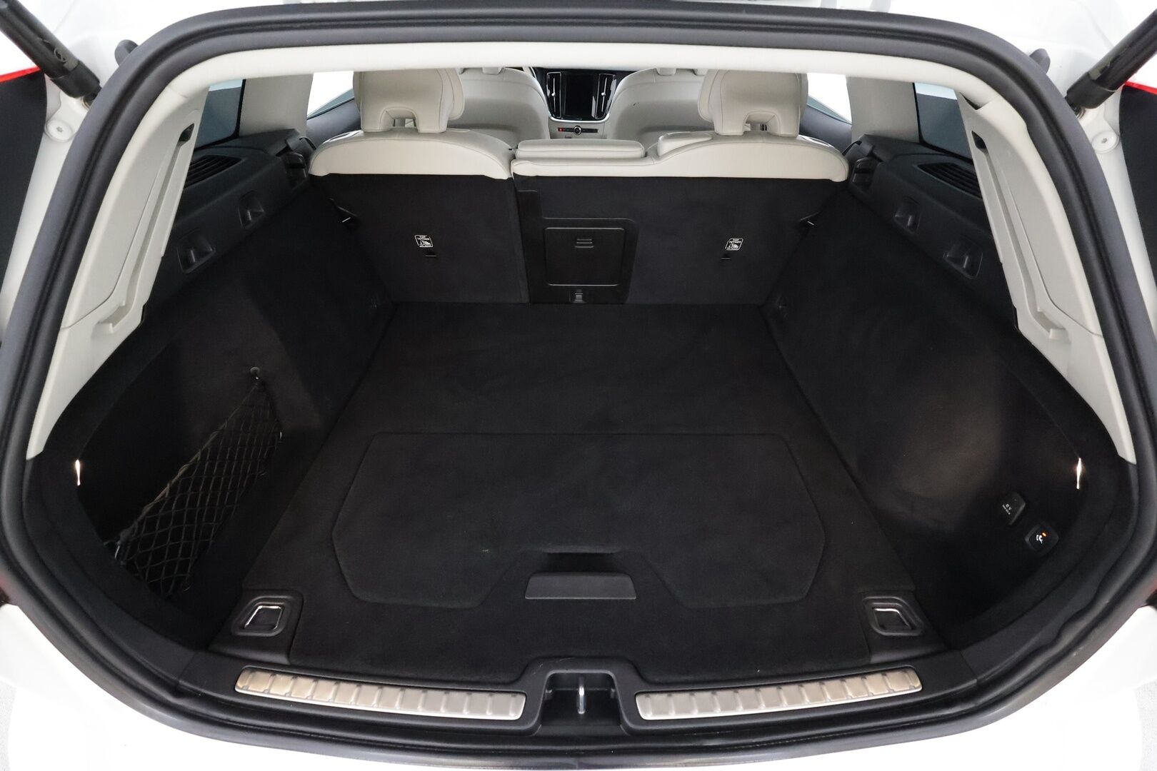 Volvo V60 2022 B4 MHEV Business aut * Webasto / Koukku / ACC / Full-LED / P.kamera / Nahkaverhoilu / Navi / Kaistavahti / Keyless * - Juuri huollettu siistikuntoinen 1-omisteinen Suomiauto hyvillä varusteilla ja kaksilla renkailla!