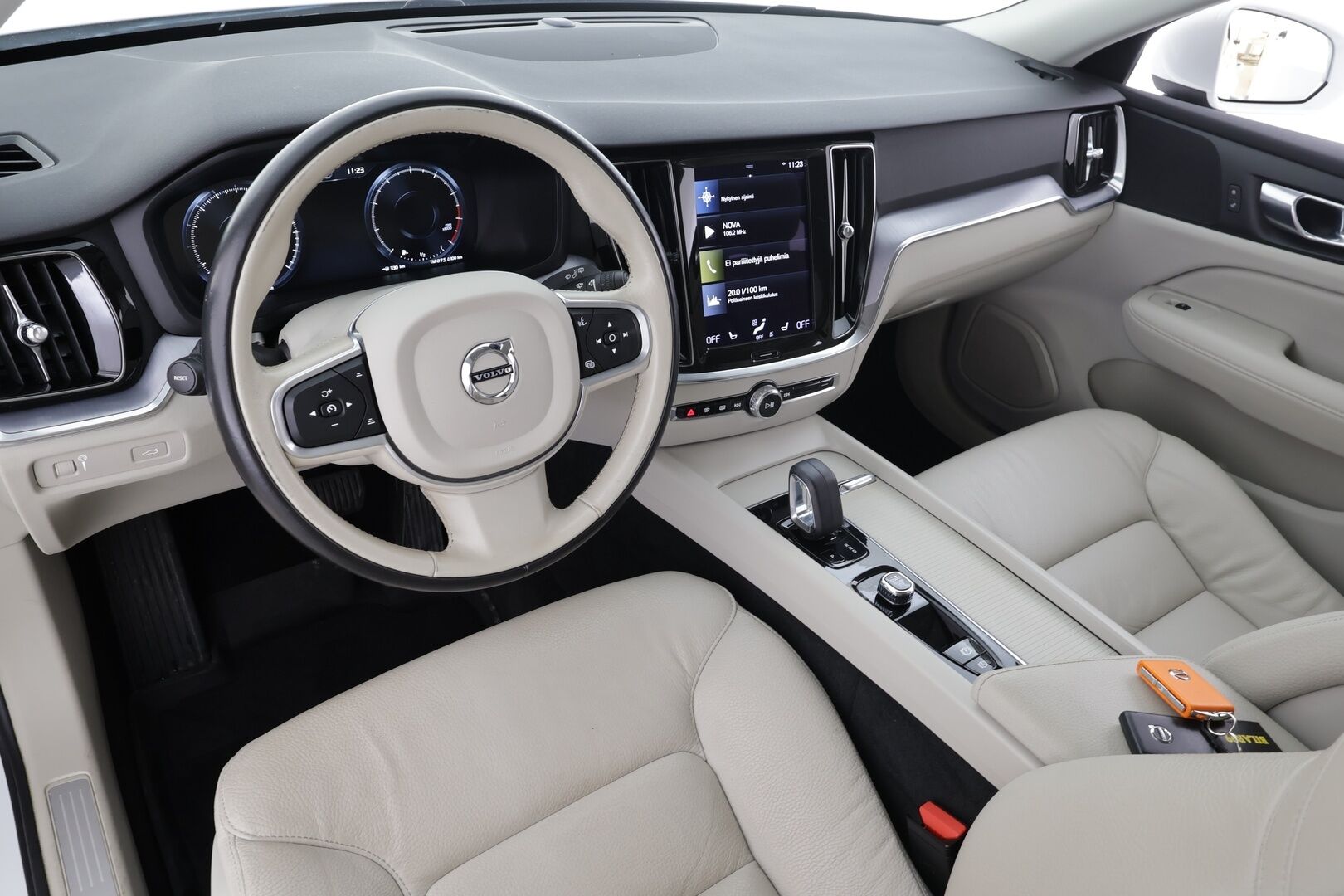 Volvo V60 2022 B4 MHEV Business aut * Webasto / Koukku / ACC / Full-LED / P.kamera / Nahkaverhoilu / Navi / Kaistavahti / Keyless * - Juuri huollettu siistikuntoinen 1-omisteinen Suomiauto hyvillä varusteilla ja kaksilla renkailla!