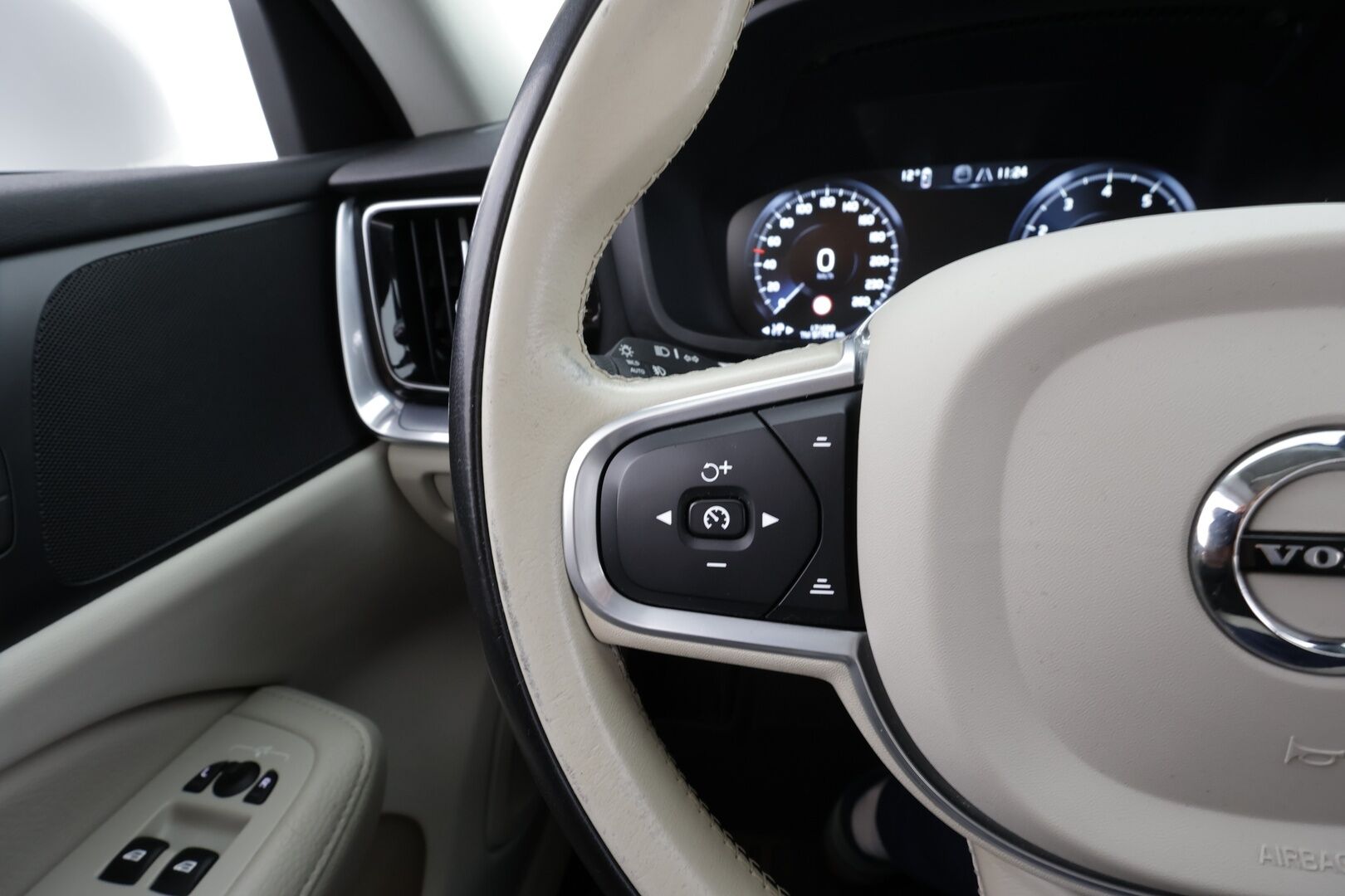 Volvo V60 2022 B4 MHEV Business aut * Webasto / Koukku / ACC / Full-LED / P.kamera / Nahkaverhoilu / Navi / Kaistavahti / Keyless * - Juuri huollettu siistikuntoinen 1-omisteinen Suomiauto hyvillä varusteilla ja kaksilla renkailla!