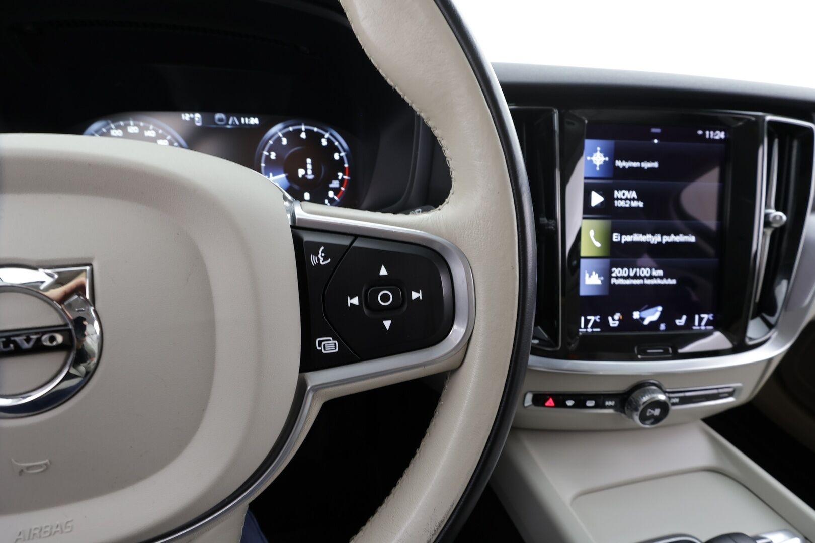 Volvo V60 2022 B4 MHEV Business aut * Webasto / Koukku / ACC / Full-LED / P.kamera / Nahkaverhoilu / Navi / Kaistavahti / Keyless * - Juuri huollettu siistikuntoinen 1-omisteinen Suomiauto hyvillä varusteilla ja kaksilla renkailla!