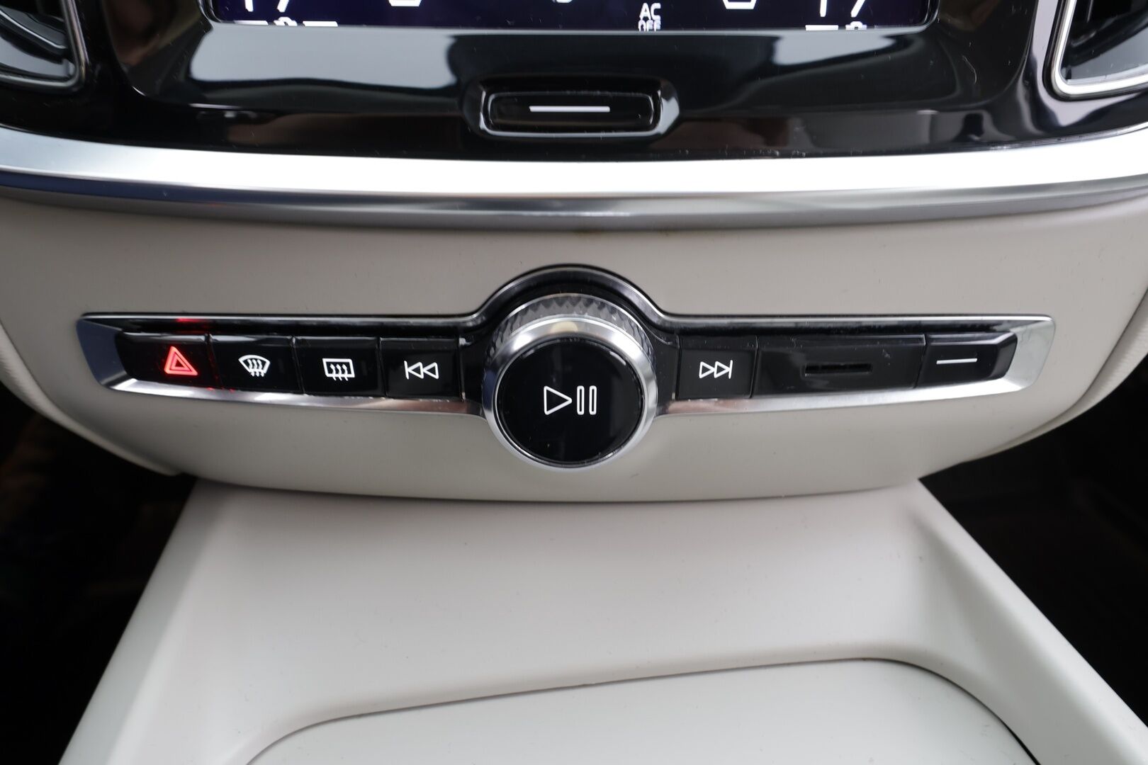 Volvo V60 2022 B4 MHEV Business aut * Webasto / Koukku / ACC / Full-LED / P.kamera / Nahkaverhoilu / Navi / Kaistavahti / Keyless * - Juuri huollettu siistikuntoinen 1-omisteinen Suomiauto hyvillä varusteilla ja kaksilla renkailla!