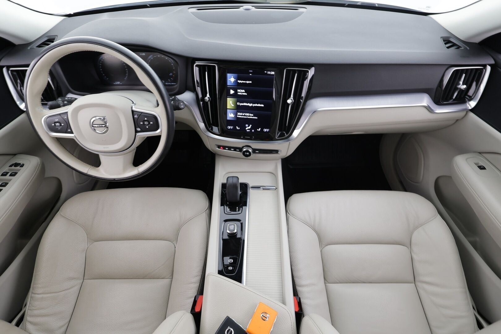 Volvo V60 2022 B4 MHEV Business aut * Webasto / Koukku / ACC / Full-LED / P.kamera / Nahkaverhoilu / Navi / Kaistavahti / Keyless * - Juuri huollettu siistikuntoinen 1-omisteinen Suomiauto hyvillä varusteilla ja kaksilla renkailla!