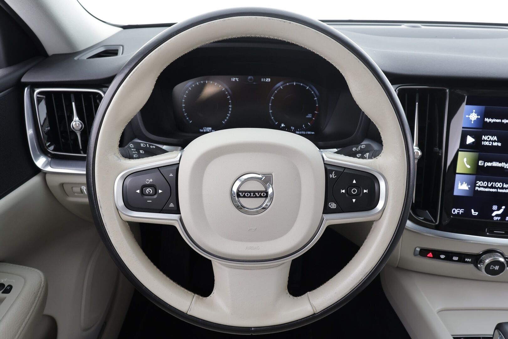 Volvo V60 2022 B4 MHEV Business aut * Webasto / Koukku / ACC / Full-LED / P.kamera / Nahkaverhoilu / Navi / Kaistavahti / Keyless * - Juuri huollettu siistikuntoinen 1-omisteinen Suomiauto hyvillä varusteilla ja kaksilla renkailla!