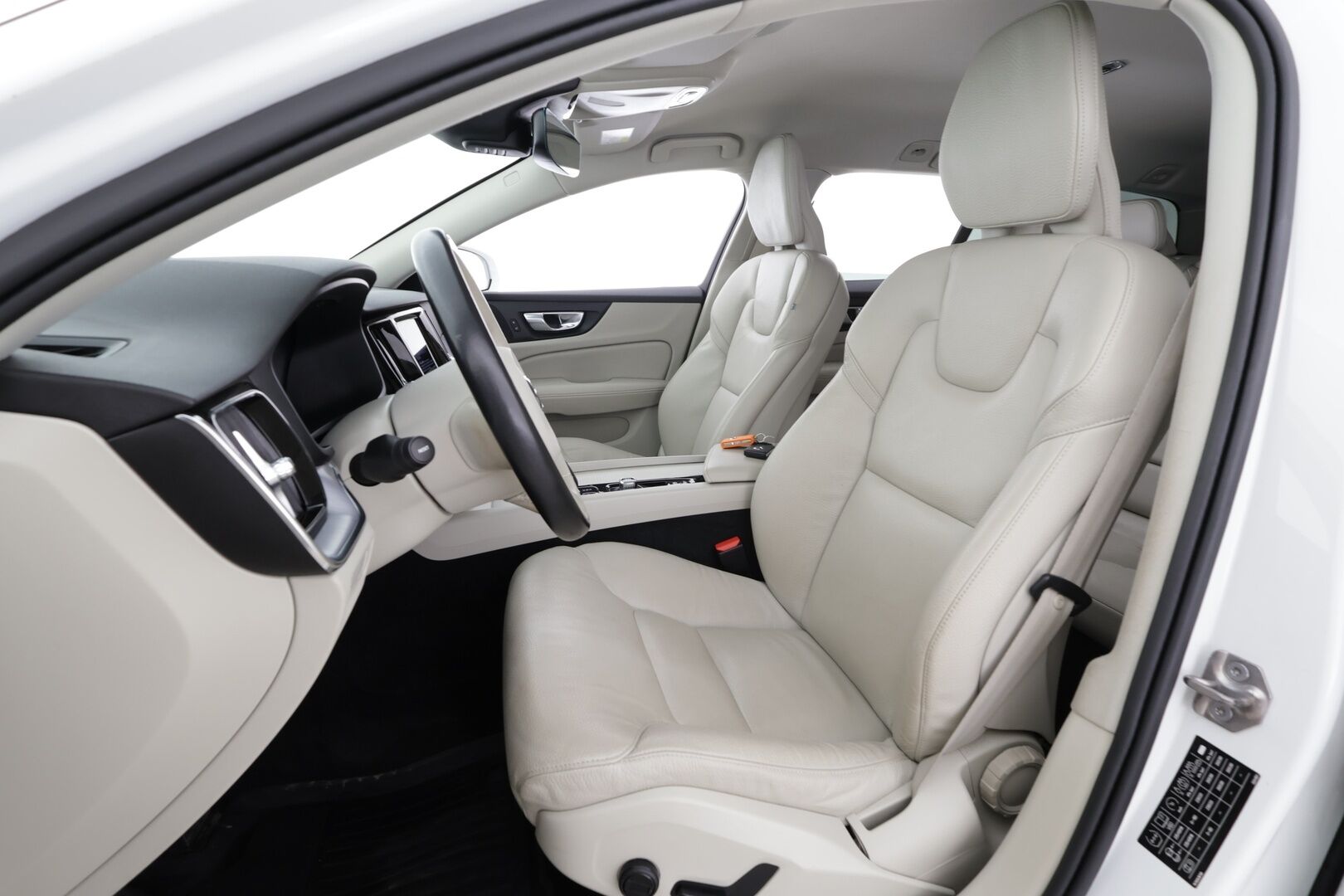 Volvo V60 2022 B4 MHEV Business aut * Webasto / Koukku / ACC / Full-LED / P.kamera / Nahkaverhoilu / Navi / Kaistavahti / Keyless * - Juuri huollettu siistikuntoinen 1-omisteinen Suomiauto hyvillä varusteilla ja kaksilla renkailla!