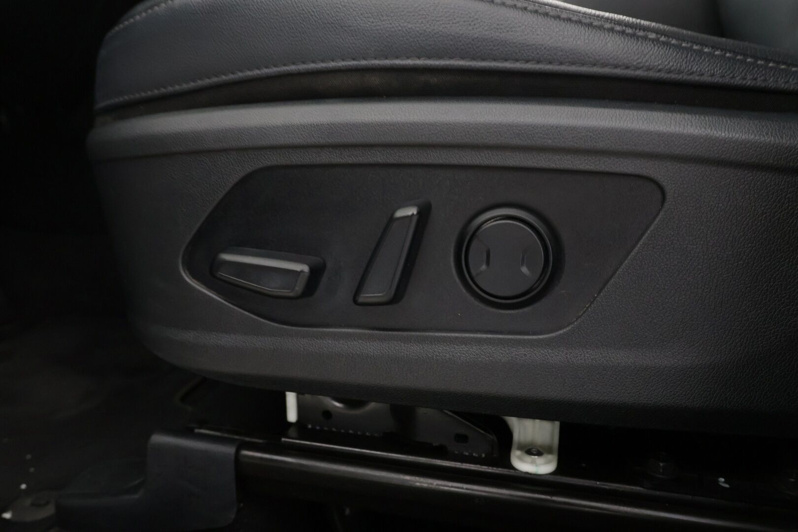 Kia Sorento 2021 1,6 T-GDI Hybrid AWD Business AT 7P - ACC | 7-paikkainen | 1.om Suomi-auto | Nahkaverhoilu | Sähköpenkit | Digimittaristo | P.kamera | Keyless | LED | 2x renkaat aluvantein | Sähkökontti | 