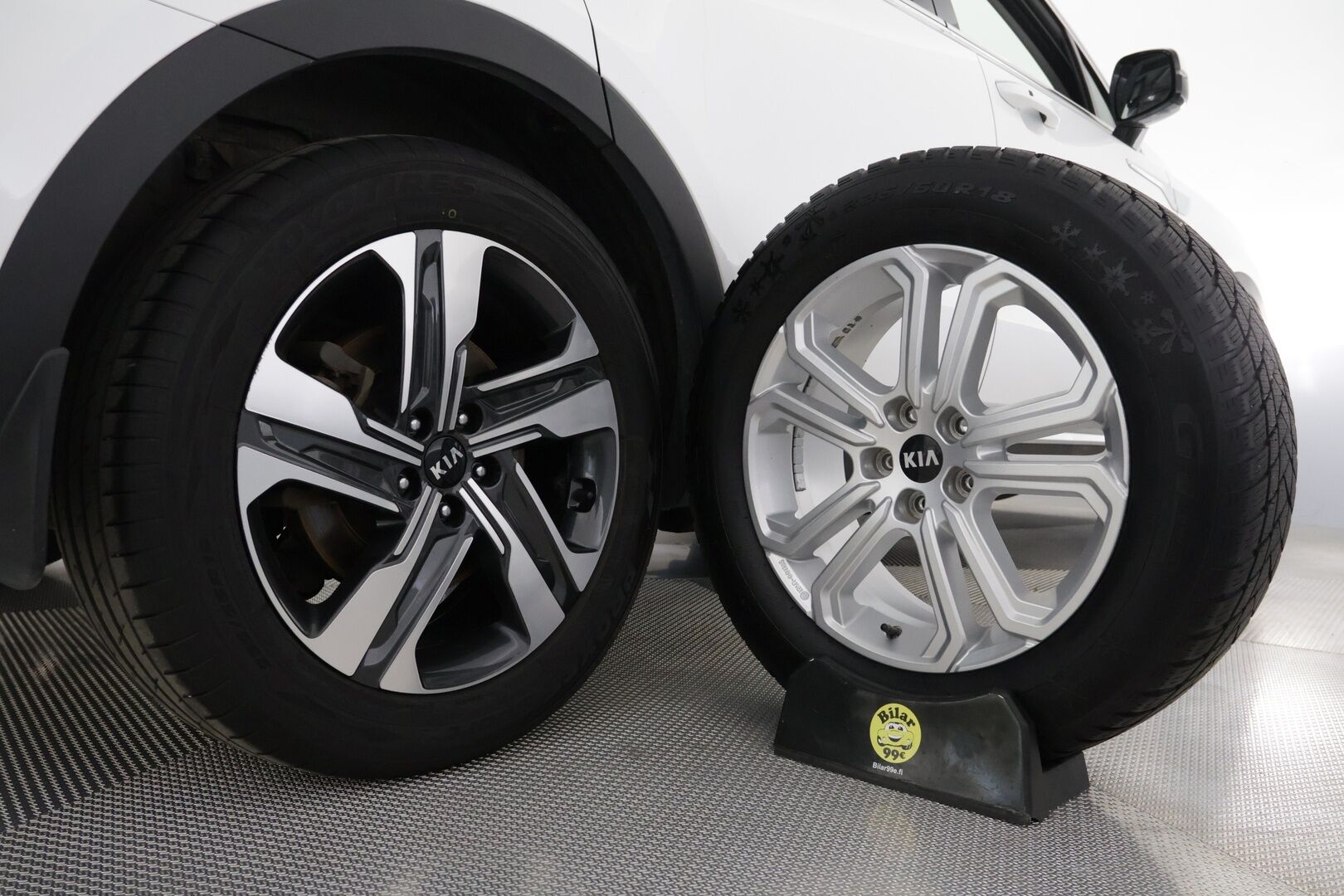 Kia Sorento 2021 1,6 T-GDI Hybrid AWD Business AT 7P - ACC | 7-paikkainen | 1.om Suomi-auto | Nahkaverhoilu | Sähköpenkit | Digimittaristo | P.kamera | Keyless | LED | 2x renkaat aluvantein | Sähkökontti | 