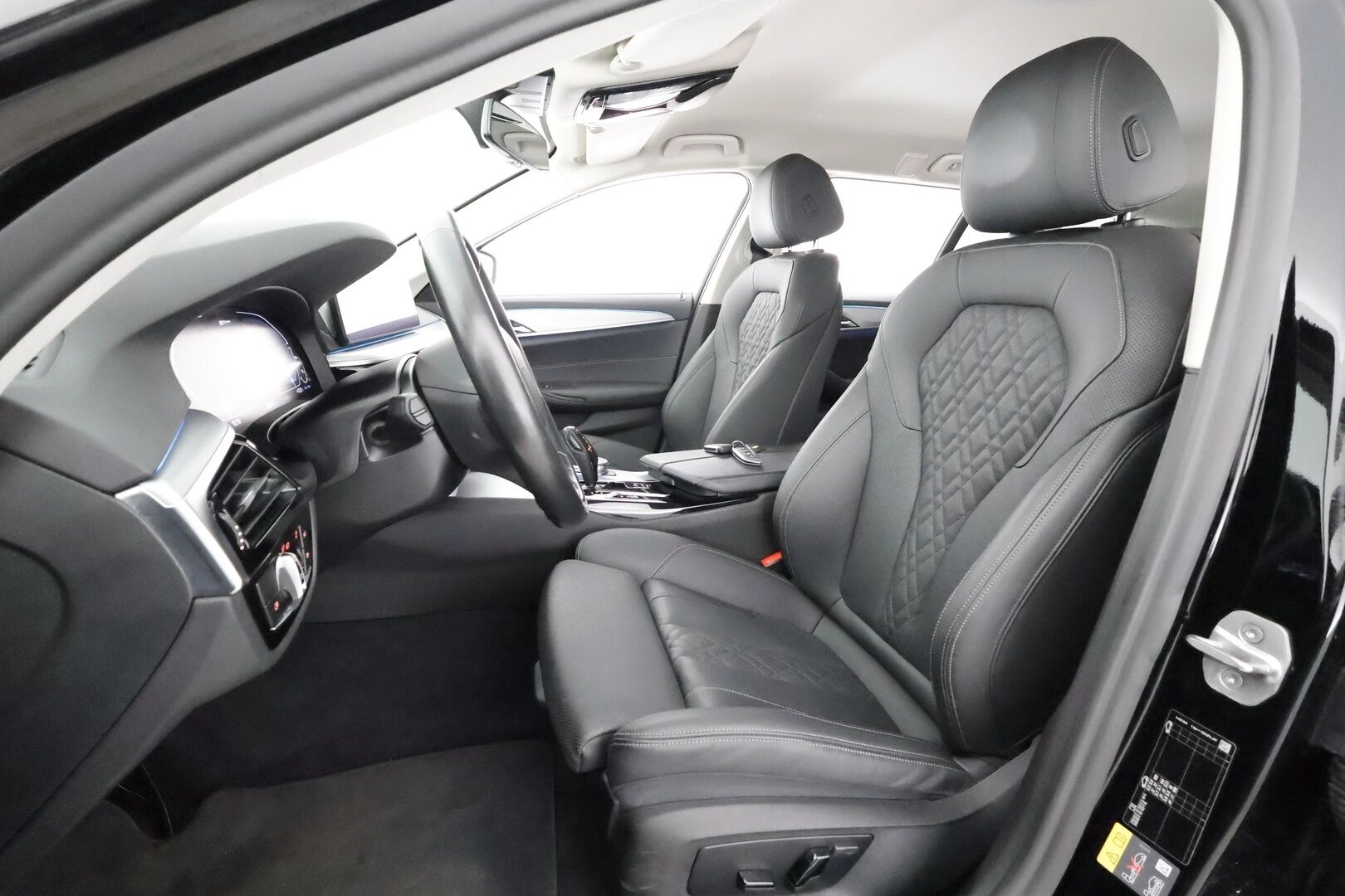 BMW 530 2021 G31 Touring 530e xDrive A Charged Edition * Koukku / Vakkari / P.kamera / Sporttinahat / Navi / LED / Sähköluukku * - 1.Om Suomi-auto / Kahdet renkaat aluvanteilla