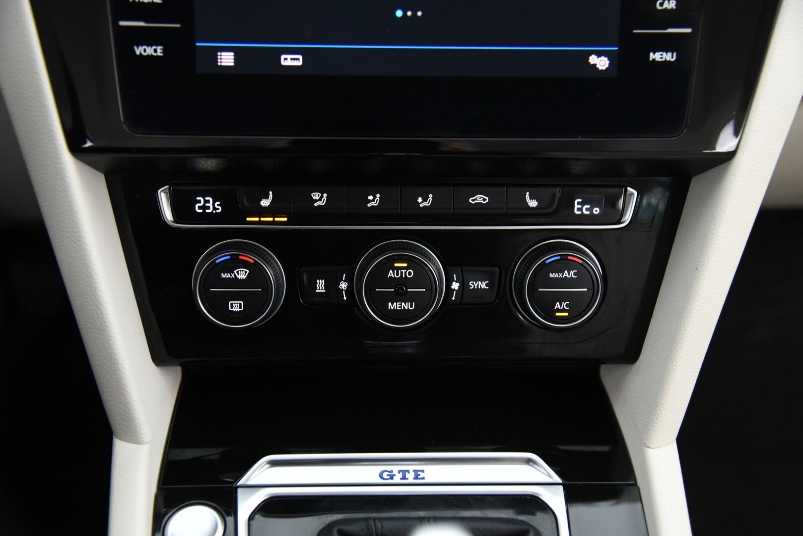 Volkswagen Passat 2018 Variant GTE Plug-In Hybrid 160 kW DSG-aut. / ACC / Dynamic LED / Webasto / P-kamera / Koukku / Ambiente / Nappanahat / - Merkkiliikkeen huoltohistoria / Vaaleat täysnahat / Sähkökontti / Huippu varusteltu! 