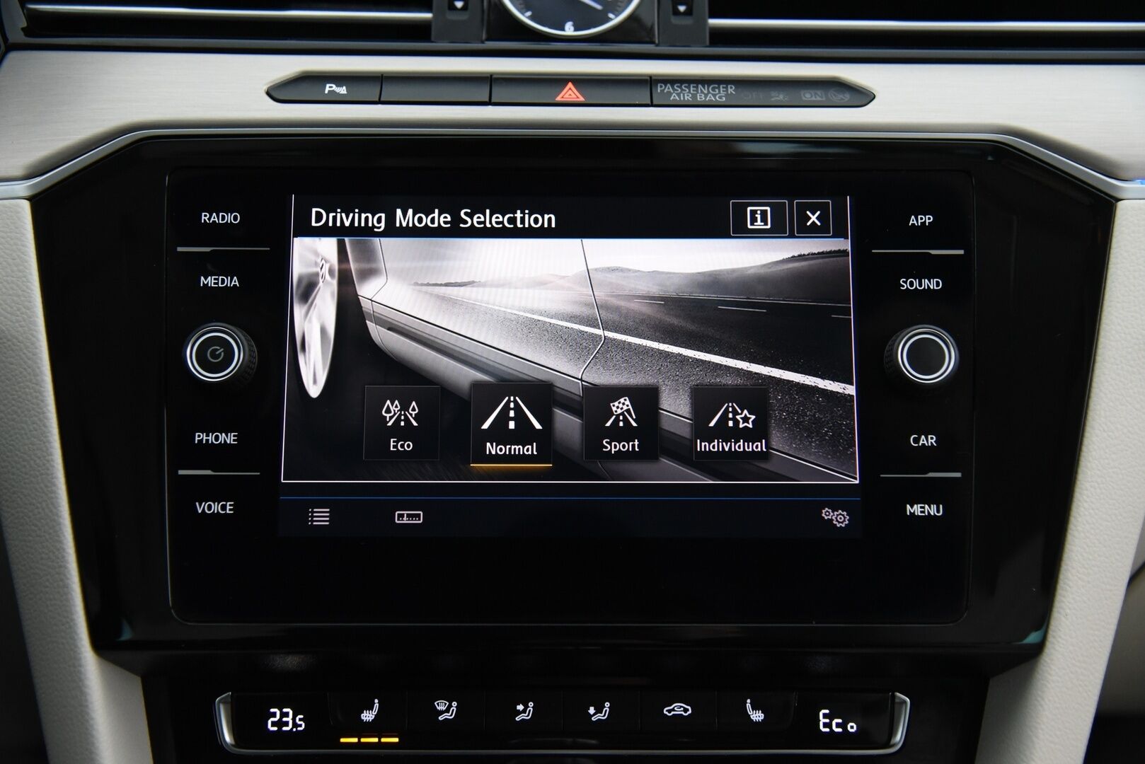 Volkswagen Passat 2018 Variant GTE Plug-In Hybrid 160 kW DSG-aut. / ACC / Dynamic LED / Webasto / P-kamera / Koukku / Ambiente / Nappanahat / - Merkkiliikkeen huoltohistoria / Vaaleat täysnahat / Sähkökontti / Huippu varusteltu! 