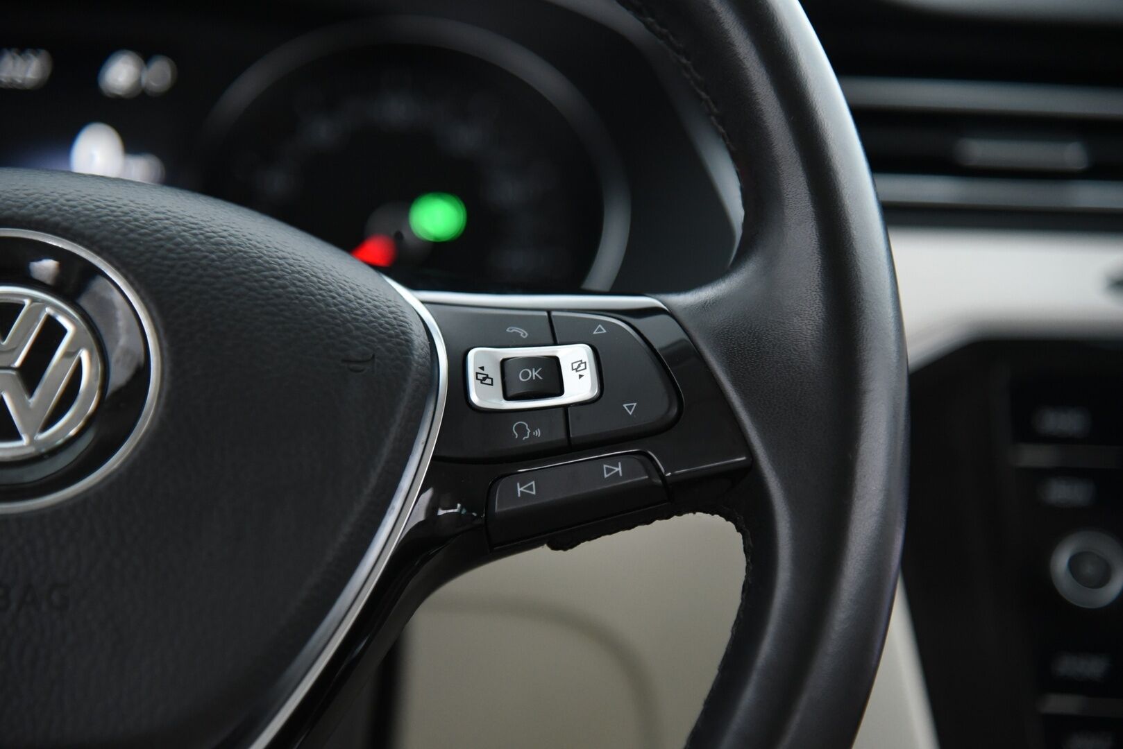 Volkswagen Passat 2018 Variant GTE Plug-In Hybrid 160 kW DSG-aut. / ACC / Dynamic LED / Webasto / P-kamera / Koukku / Ambiente / Nappanahat / - Merkkiliikkeen huoltohistoria / Vaaleat täysnahat / Sähkökontti / Huippu varusteltu! 