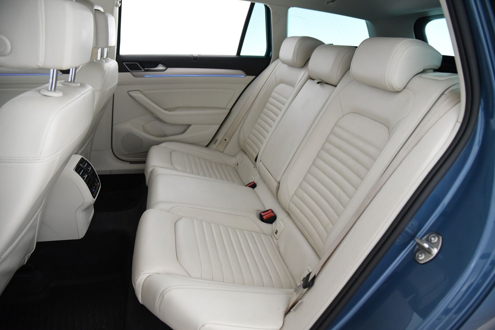 Volkswagen Passat 2018 Variant GTE Plug-In Hybrid 160 kW DSG-aut. / ACC / Dynamic LED / Webasto / P-kamera / Koukku / Ambiente / Nappanahat / - Merkkiliikkeen huoltohistoria / Vaaleat täysnahat / Sähkökontti / Huippu varusteltu! 