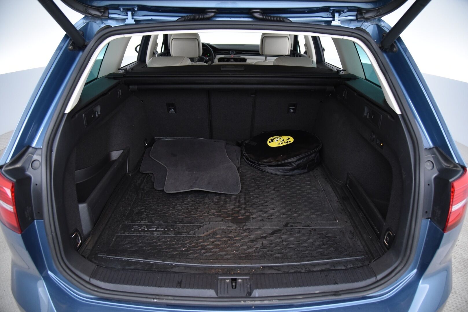 Volkswagen Passat 2018 Variant GTE Plug-In Hybrid 160 kW DSG-aut. / ACC / Dynamic LED / Webasto / P-kamera / Koukku / Ambiente / Nappanahat / - Merkkiliikkeen huoltohistoria / Vaaleat täysnahat / Sähkökontti / Huippu varusteltu! 