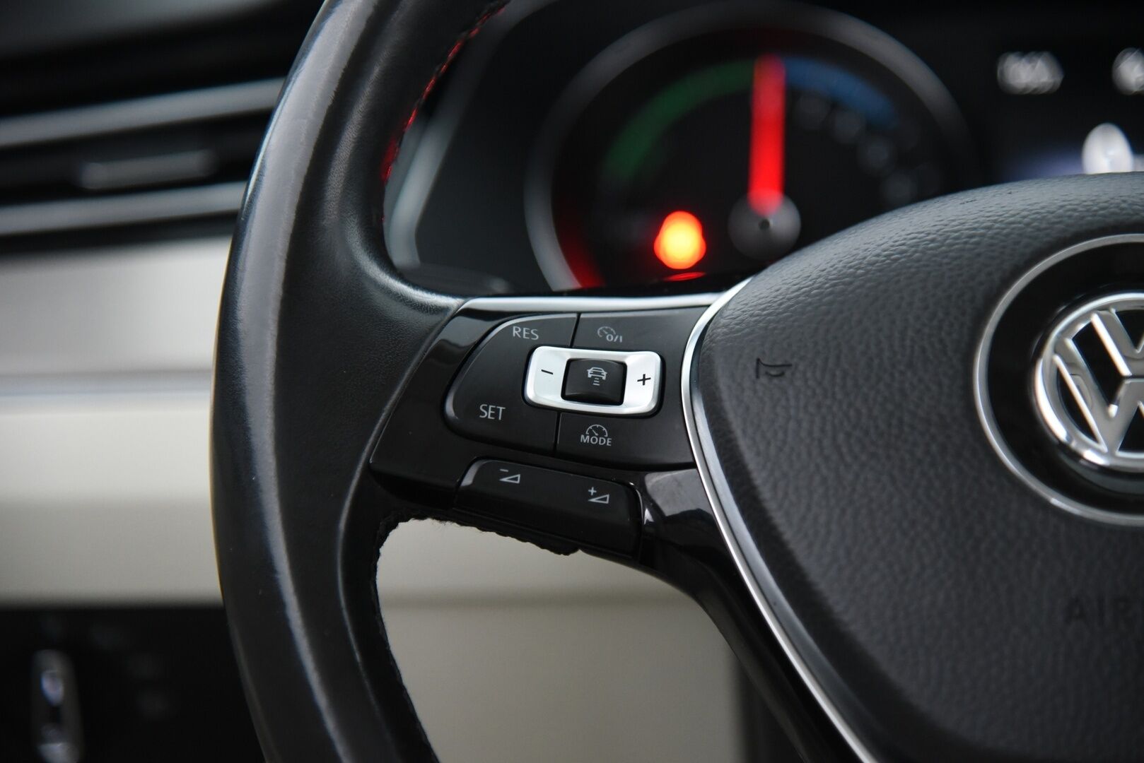 Volkswagen Passat 2018 Variant GTE Plug-In Hybrid 160 kW DSG-aut. / ACC / Dynamic LED / Webasto / P-kamera / Koukku / Ambiente / Nappanahat / - Merkkiliikkeen huoltohistoria / Vaaleat täysnahat / Sähkökontti / Huippu varusteltu! 