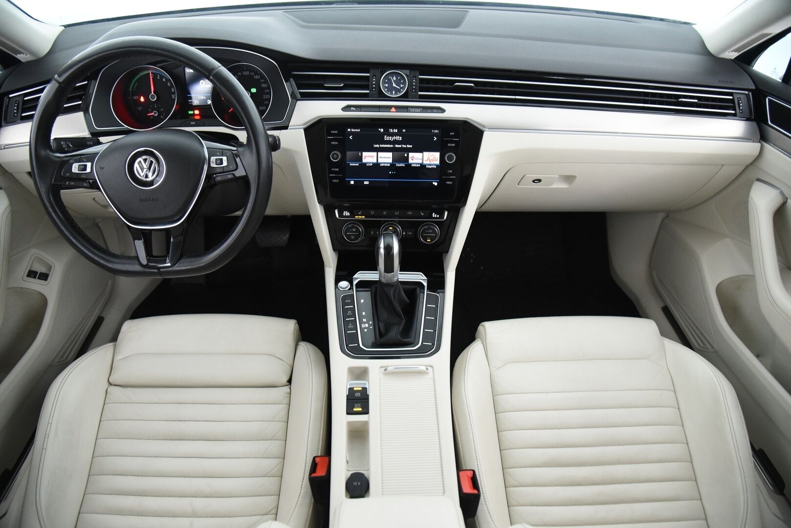 Volkswagen Passat 2018 Variant GTE Plug-In Hybrid 160 kW DSG-aut. / ACC / Dynamic LED / Webasto / P-kamera / Koukku / Ambiente / Nappanahat / - Merkkiliikkeen huoltohistoria / Vaaleat täysnahat / Sähkökontti / Huippu varusteltu! 