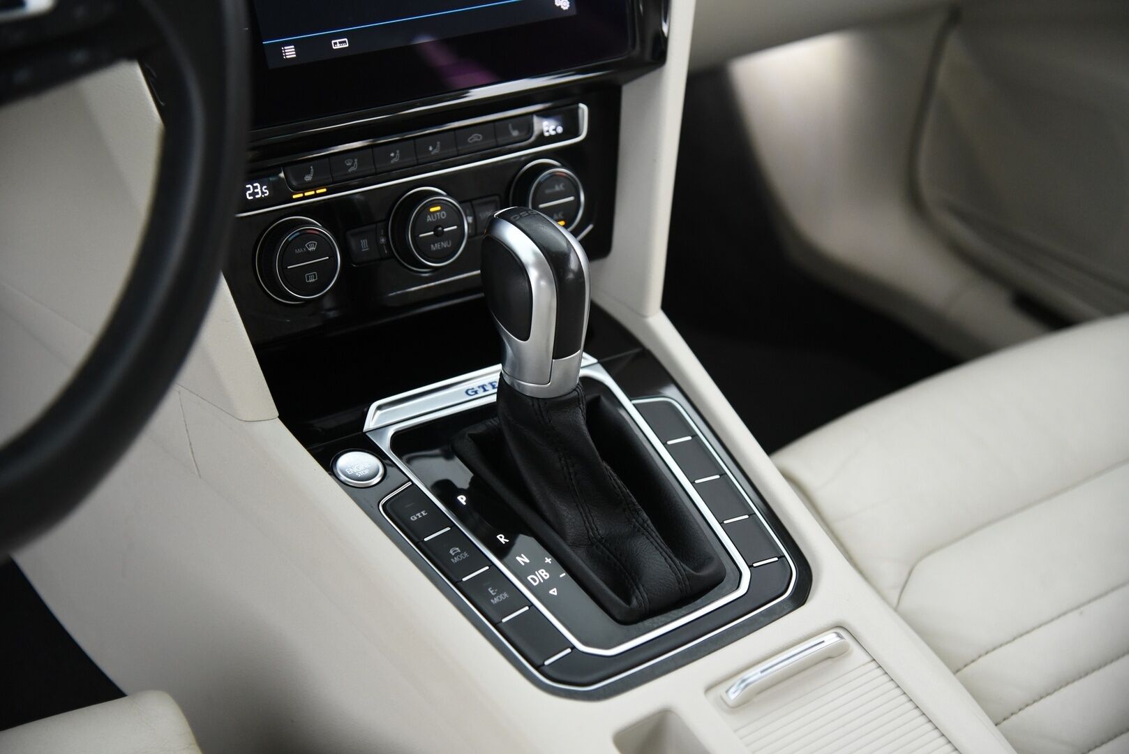 Volkswagen Passat 2018 Variant GTE Plug-In Hybrid 160 kW DSG-aut. / ACC / Dynamic LED / Webasto / P-kamera / Koukku / Ambiente / Nappanahat / - Merkkiliikkeen huoltohistoria / Vaaleat täysnahat / Sähkökontti / Huippu varusteltu! 