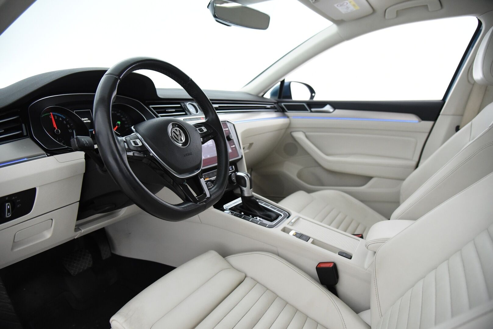 Volkswagen Passat 2018 Variant GTE Plug-In Hybrid 160 kW DSG-aut. / ACC / Dynamic LED / Webasto / P-kamera / Koukku / Ambiente / Nappanahat / - Merkkiliikkeen huoltohistoria / Vaaleat täysnahat / Sähkökontti / Huippu varusteltu! 