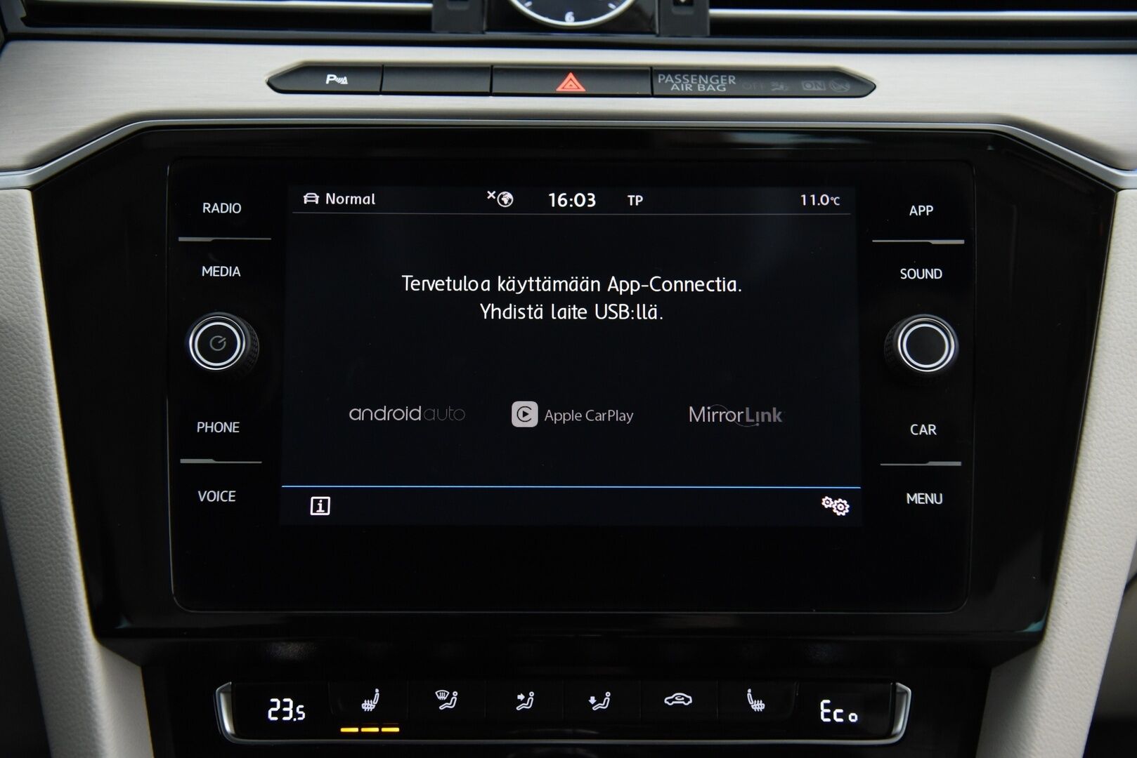 Volkswagen Passat 2018 Variant GTE Plug-In Hybrid 160 kW DSG-aut. / ACC / Dynamic LED / Webasto / P-kamera / Koukku / Ambiente / Nappanahat / - Merkkiliikkeen huoltohistoria / Vaaleat täysnahat / Sähkökontti / Huippu varusteltu! 