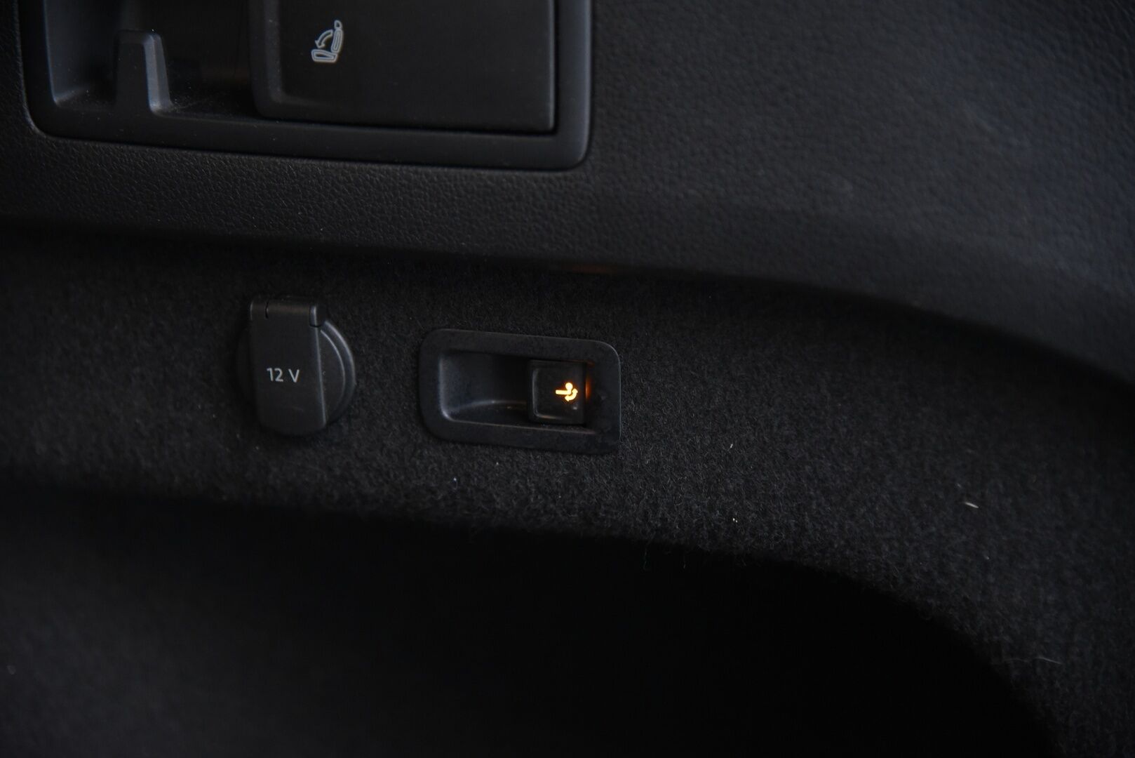 Volkswagen Passat 2018 Variant GTE Plug-In Hybrid 160 kW DSG-aut. / ACC / Dynamic LED / Webasto / P-kamera / Koukku / Ambiente / Nappanahat / - Merkkiliikkeen huoltohistoria / Vaaleat täysnahat / Sähkökontti / Huippu varusteltu! 