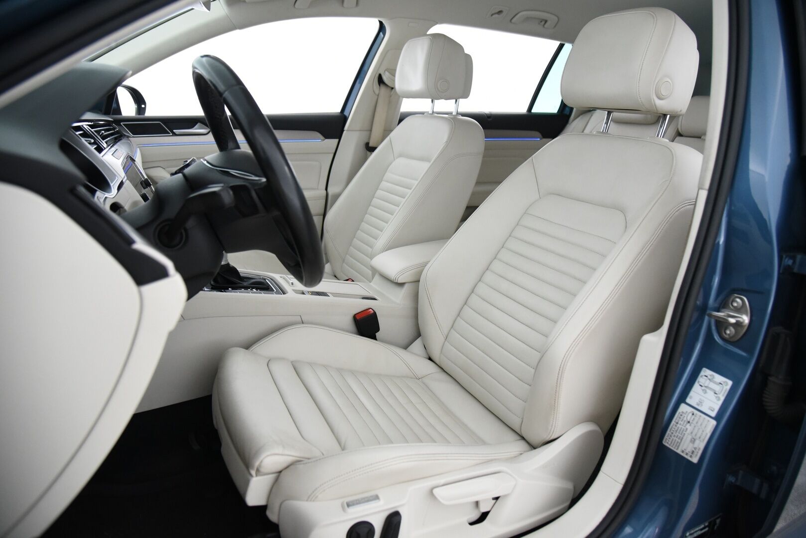 Volkswagen Passat 2018 Variant GTE Plug-In Hybrid 160 kW DSG-aut. / ACC / Dynamic LED / Webasto / P-kamera / Koukku / Ambiente / Nappanahat / - Merkkiliikkeen huoltohistoria / Vaaleat täysnahat / Sähkökontti / Huippu varusteltu! 