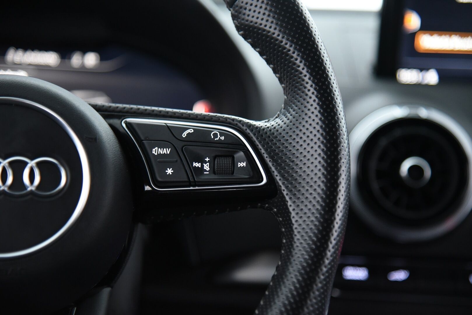 Audi A3 2018 Sportback 1,4 TFSI e-tron S tronic / Digimittaristo / S-Line Sisäpaketti / MMI+ / Keyless / P-Tutkat / Kaukovaloautomatiikka - Flatbottom S-Line ohjauspyörä / Hihna tehty!