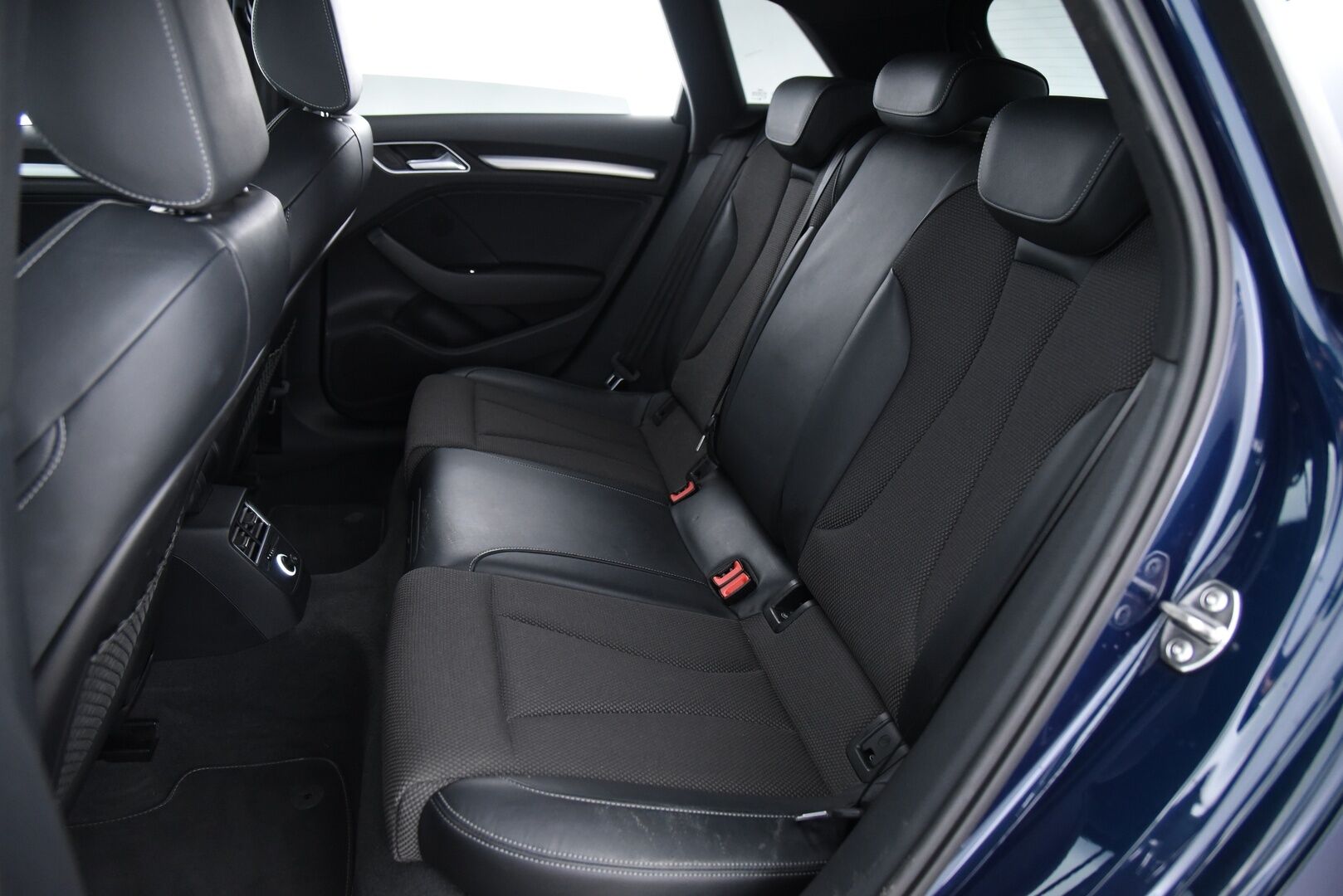 Audi A3 2018 Sportback 1,4 TFSI e-tron S tronic / Digimittaristo / S-Line Sisäpaketti / MMI+ / Keyless / P-Tutkat / Kaukovaloautomatiikka - Flatbottom S-Line ohjauspyörä / Hihna tehty!