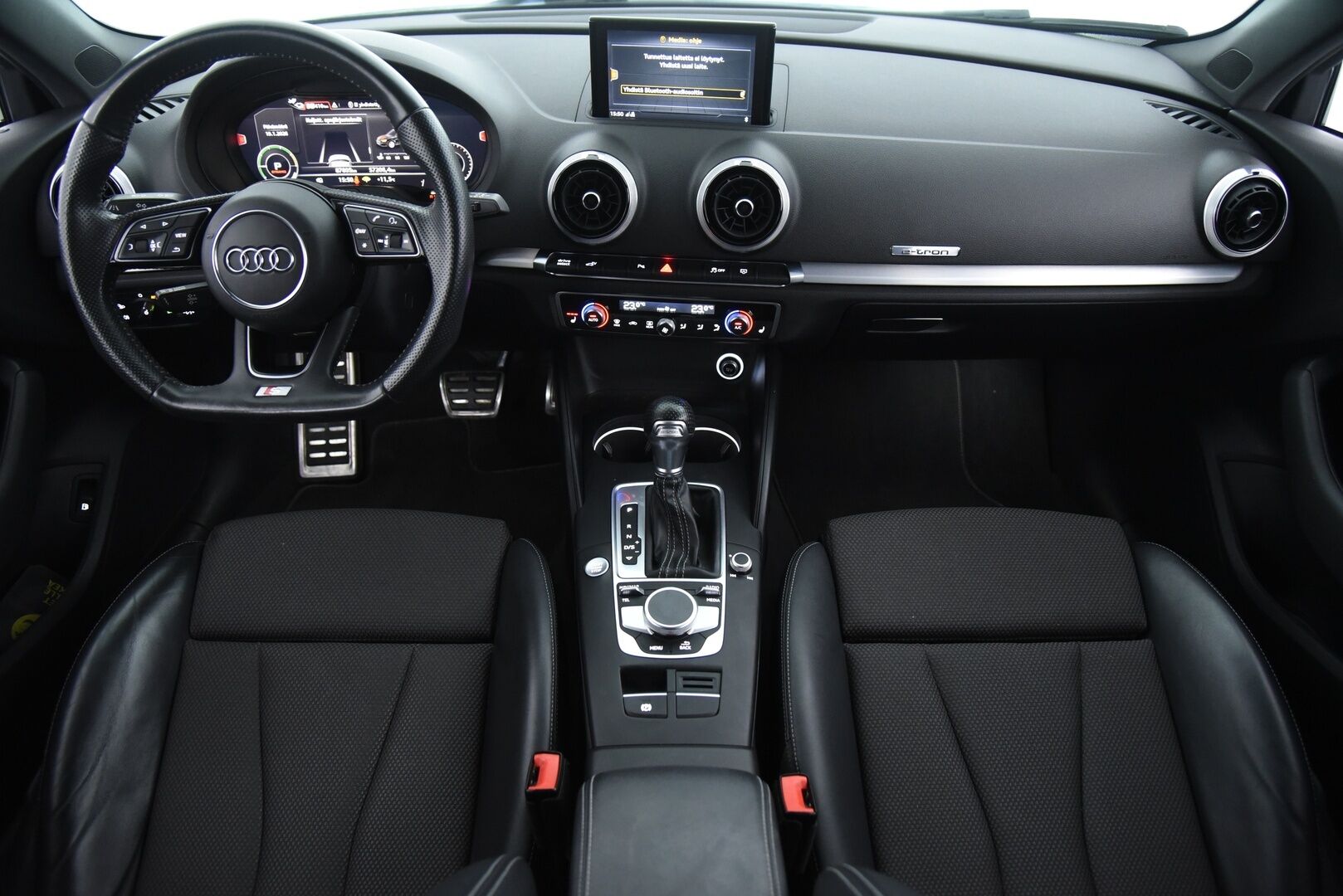 Audi A3 2018 Sportback 1,4 TFSI e-tron S tronic / Digimittaristo / S-Line Sisäpaketti / MMI+ / Keyless / P-Tutkat / Kaukovaloautomatiikka - Flatbottom S-Line ohjauspyörä / Hihna tehty!
