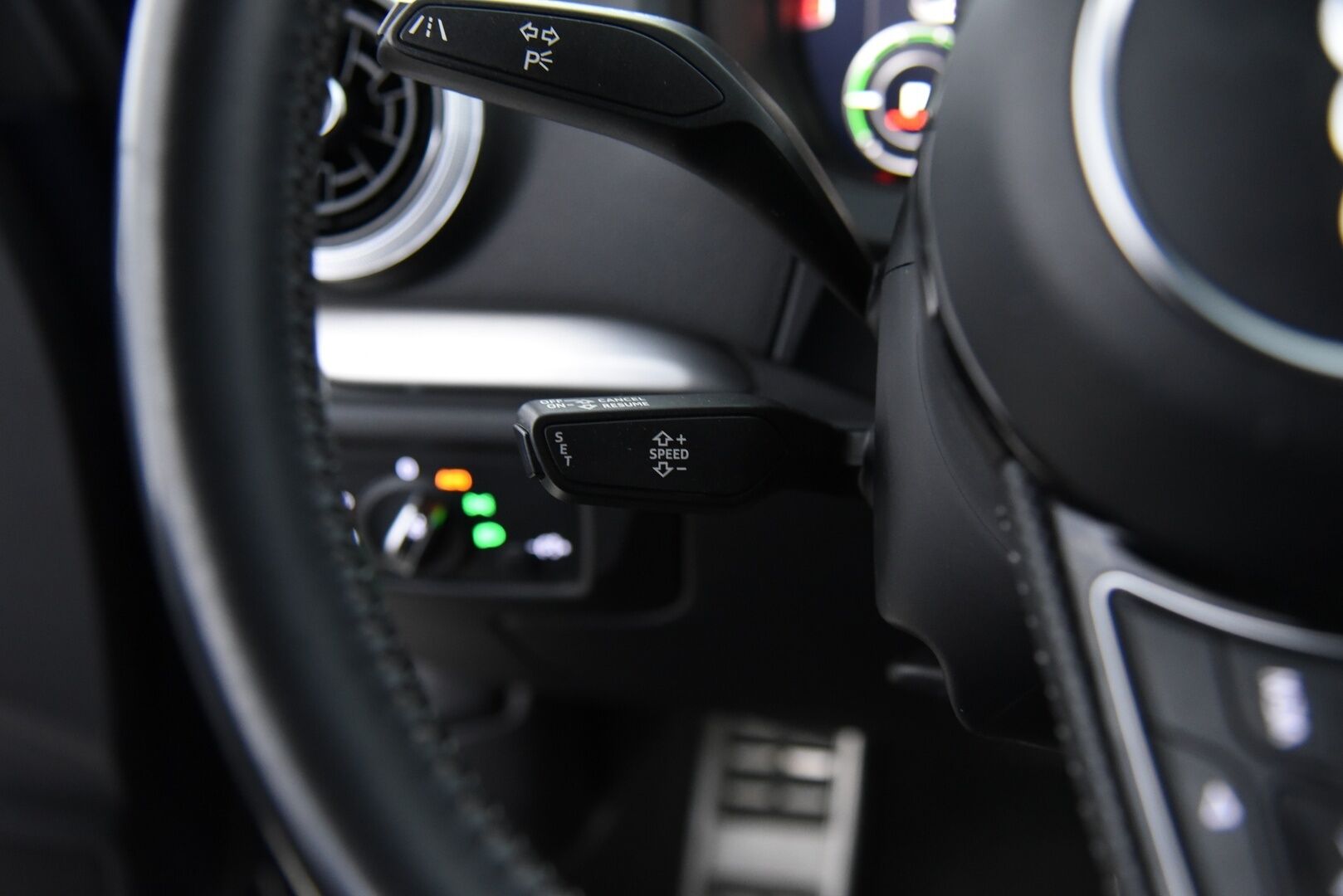 Audi A3 2018 Sportback 1,4 TFSI e-tron S tronic / Digimittaristo / S-Line Sisäpaketti / MMI+ / Keyless / P-Tutkat / Kaukovaloautomatiikka - Flatbottom S-Line ohjauspyörä / Hihna tehty!