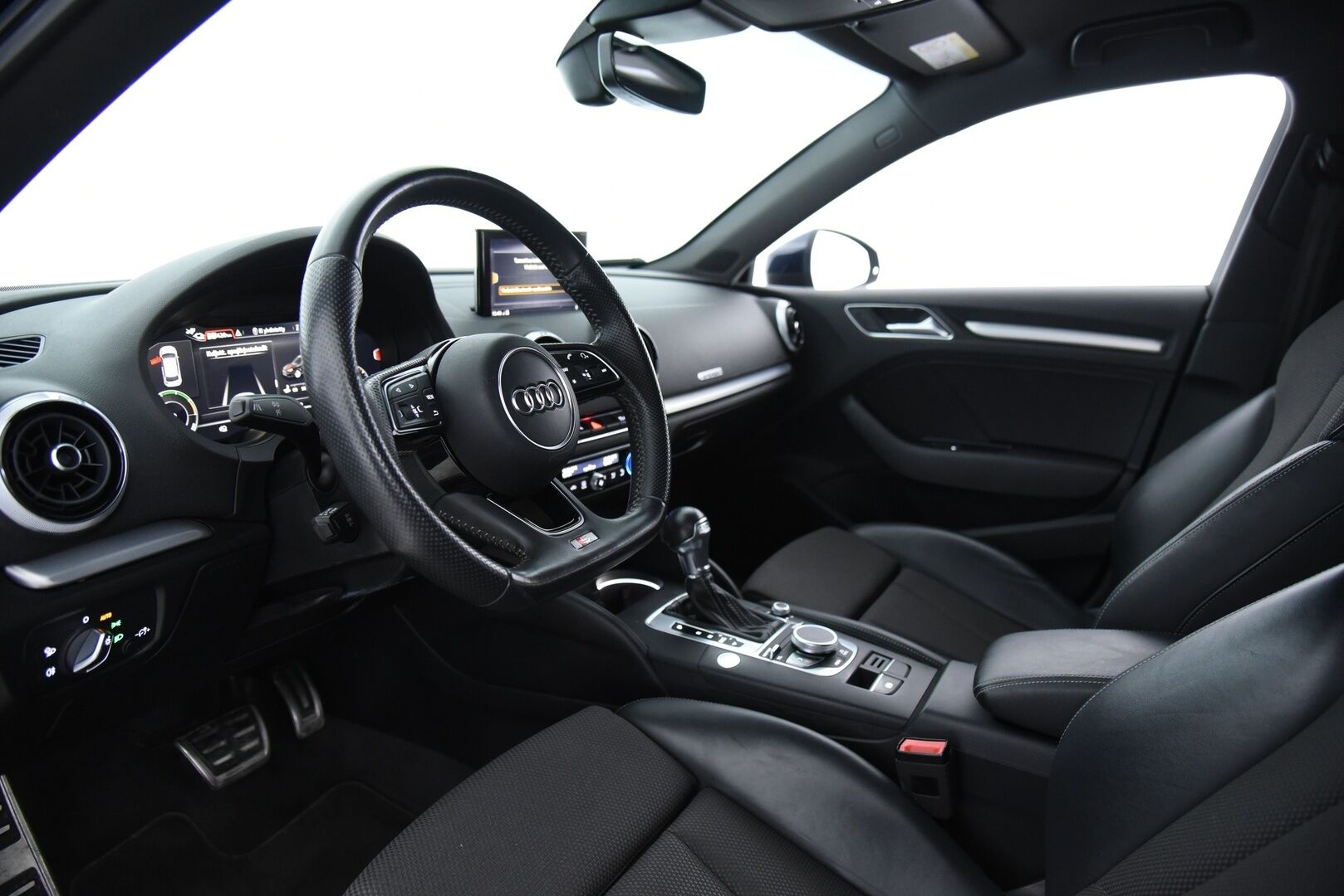 Audi A3 2018 Sportback 1,4 TFSI e-tron S tronic / Digimittaristo / S-Line Sisäpaketti / MMI+ / Keyless / P-Tutkat / Kaukovaloautomatiikka - Flatbottom S-Line ohjauspyörä / Hihna tehty!