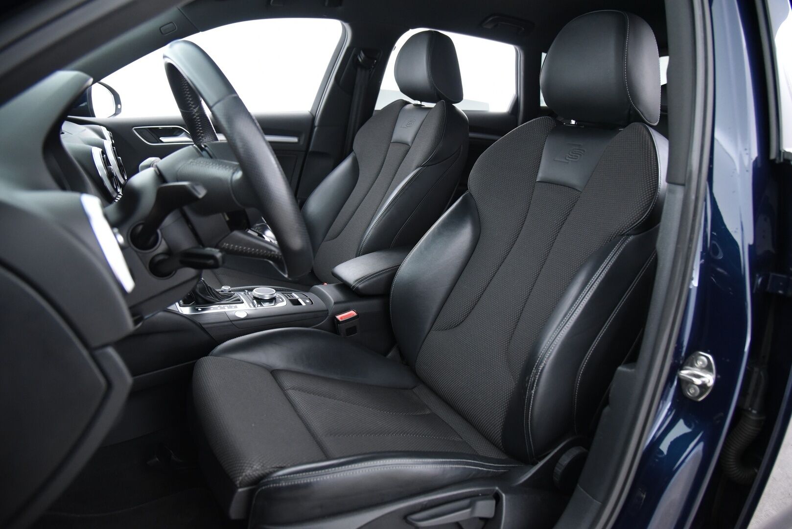 Audi A3 2018 Sportback 1,4 TFSI e-tron S tronic / Digimittaristo / S-Line Sisäpaketti / MMI+ / Keyless / P-Tutkat / Kaukovaloautomatiikka - Flatbottom S-Line ohjauspyörä / Hihna tehty!