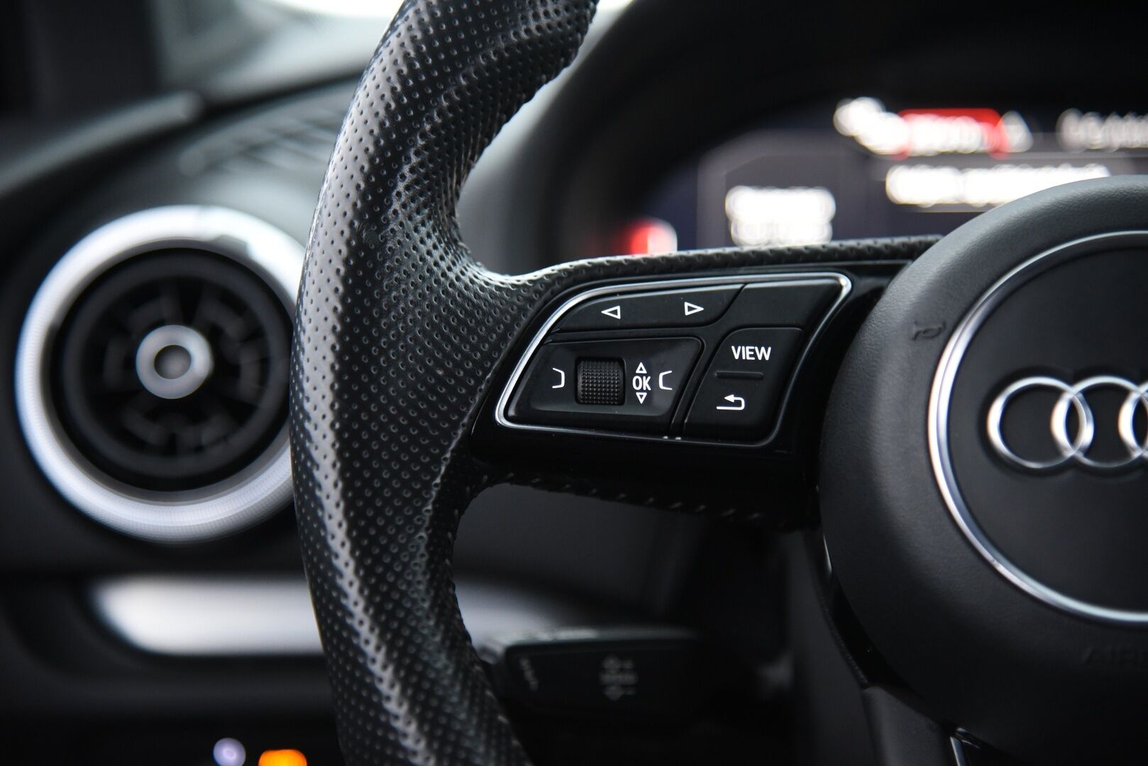 Audi A3 2018 Sportback 1,4 TFSI e-tron S tronic / Digimittaristo / S-Line Sisäpaketti / MMI+ / Keyless / P-Tutkat / Kaukovaloautomatiikka - Flatbottom S-Line ohjauspyörä / Hihna tehty!