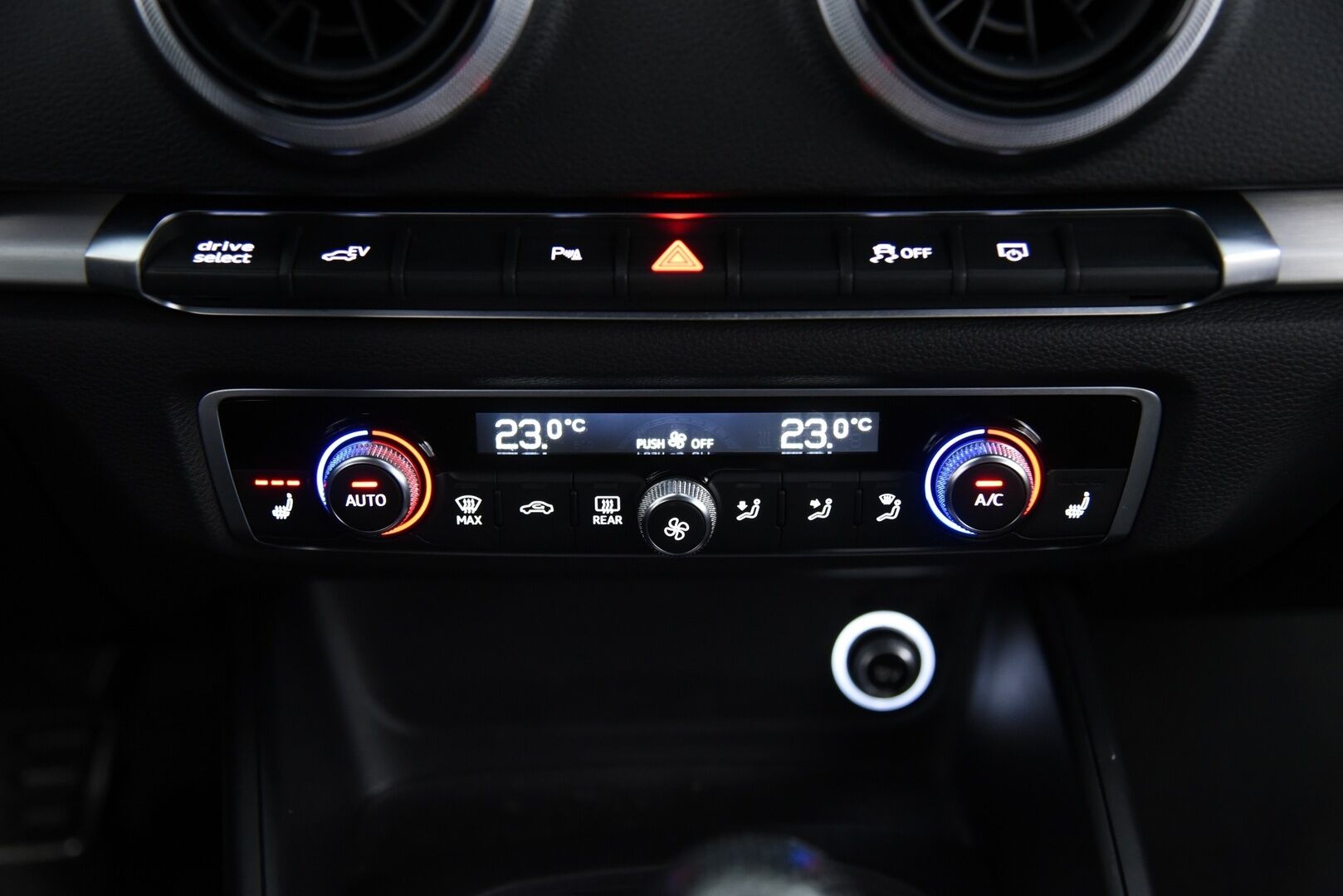 Audi A3 2018 Sportback 1,4 TFSI e-tron S tronic / Digimittaristo / S-Line Sisäpaketti / MMI+ / Keyless / P-Tutkat / Kaukovaloautomatiikka - Flatbottom S-Line ohjauspyörä / Hihna tehty!