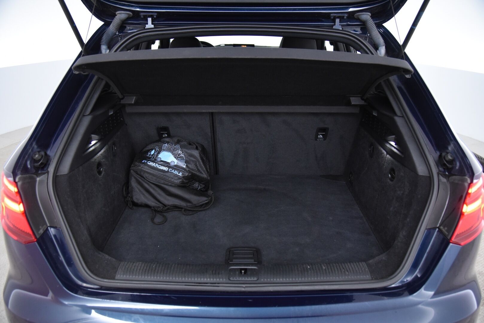 Audi A3 2018 Sportback 1,4 TFSI e-tron S tronic / Digimittaristo / S-Line Sisäpaketti / MMI+ / Keyless / P-Tutkat / Kaukovaloautomatiikka - Flatbottom S-Line ohjauspyörä / Hihna tehty!