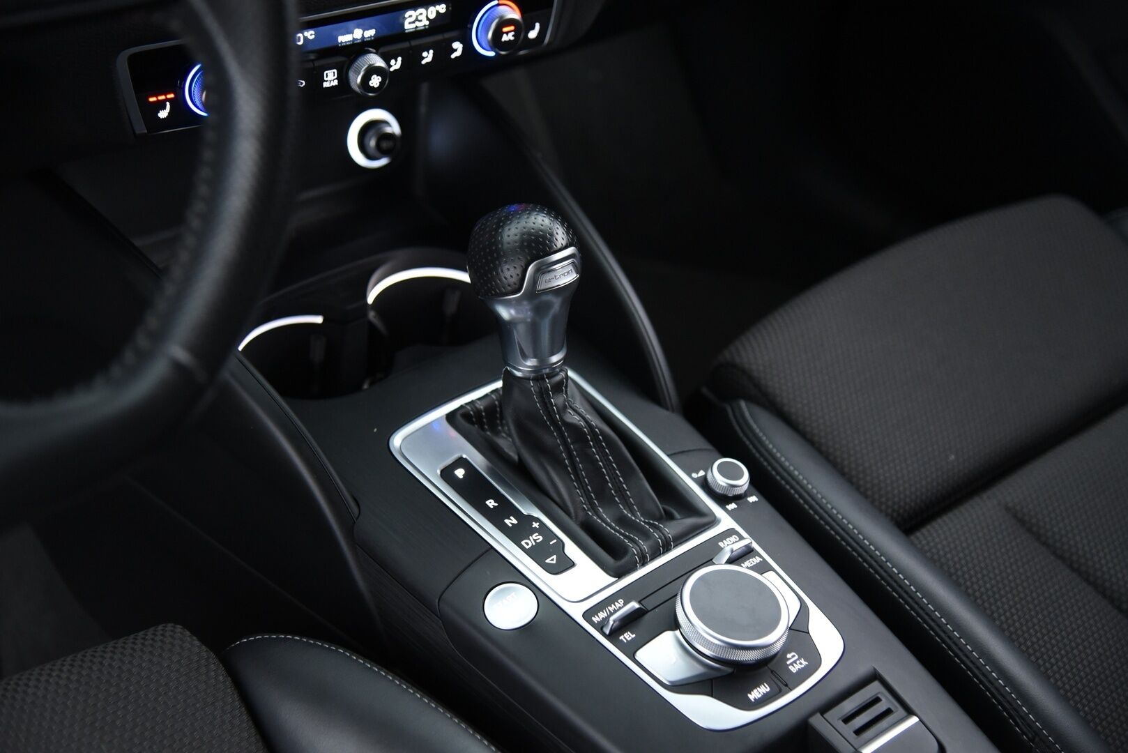 Audi A3 2018 Sportback 1,4 TFSI e-tron S tronic / Digimittaristo / S-Line Sisäpaketti / MMI+ / Keyless / P-Tutkat / Kaukovaloautomatiikka - Flatbottom S-Line ohjauspyörä / Hihna tehty!