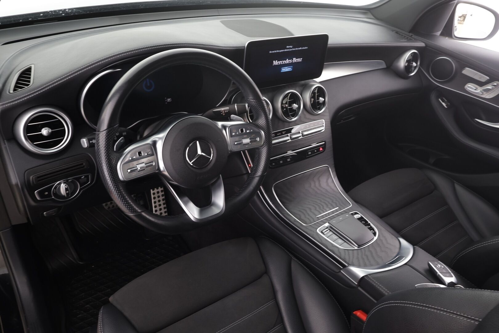 Mercedes-Benz GLC 2022 300 e 4MATIC A Business AMG EQ Power * Distronic+ / P.kamera / Multibeam / Koukku / Muistipenkit / Midline * - Suomi-auto / Kahdet renkaat aluvanteilla