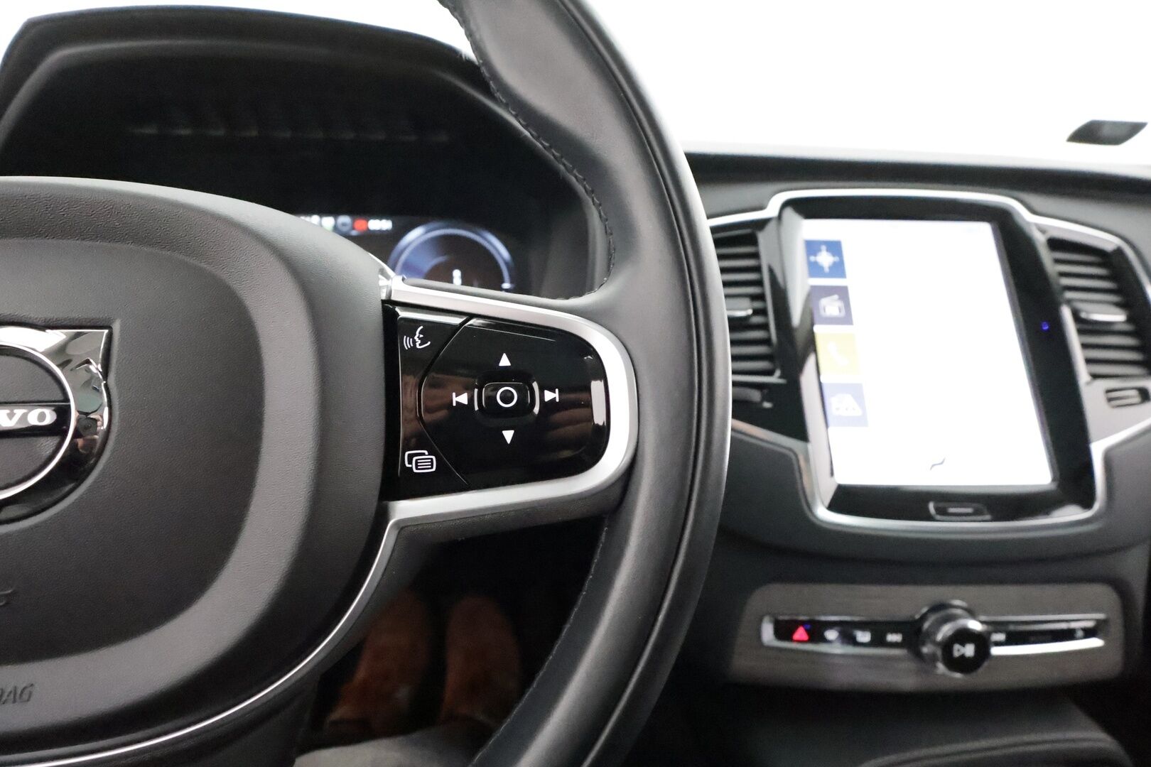 Volvo XC90 2022 T8 TwE AWD Inscription aut ** 1-Om Suomi auto / Adapt.vakkari / Full LED / 7p / Pa- lisälämmitin / H&K / 360 kamera / Panorama - 2,99 % KORKOTARJOUS TÄHÄN AUTOON - Keyless / Apple&Android / Sporttiset muistipenkit / Digimittari