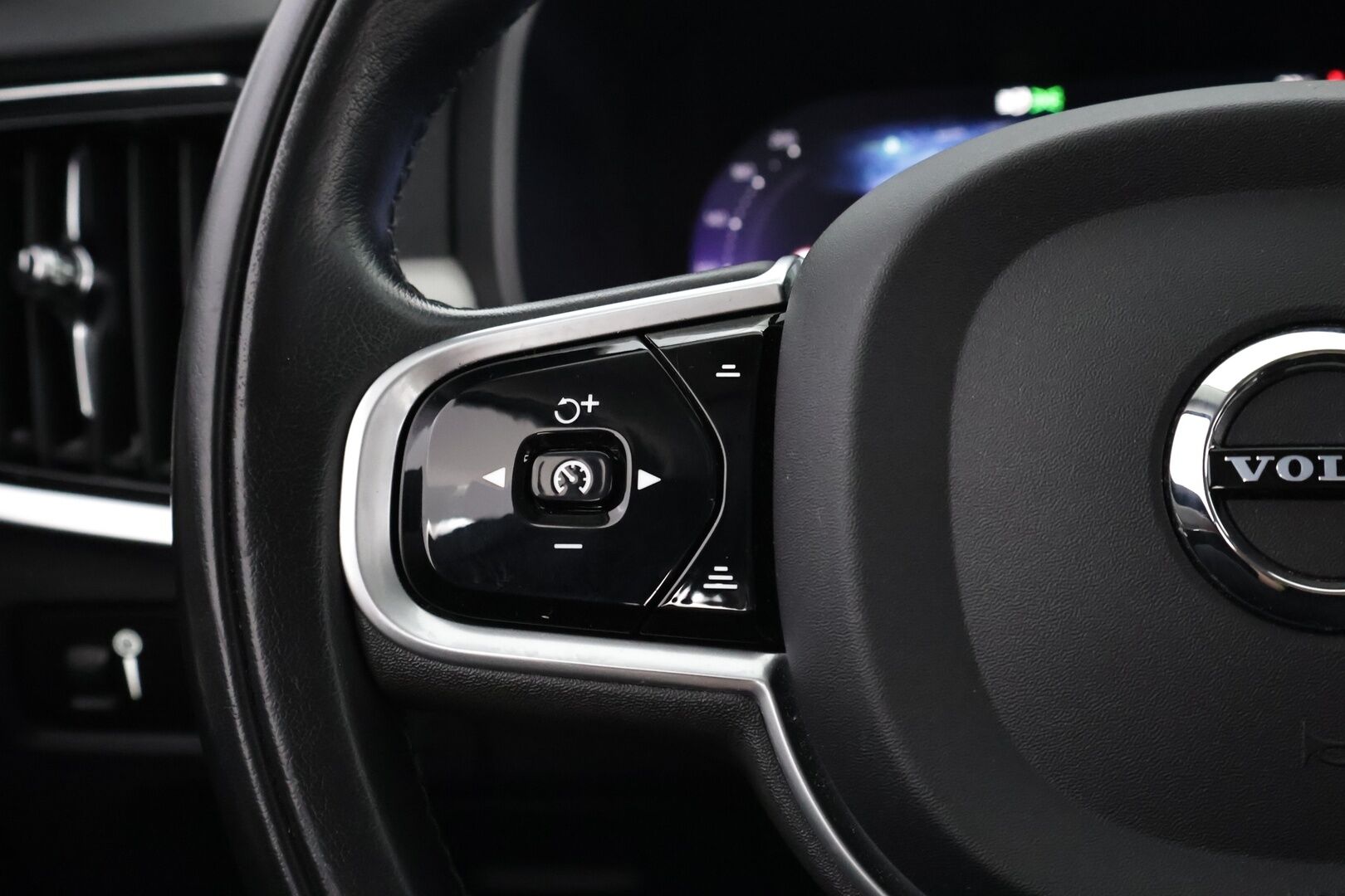 Volvo V90 2022 B4 D-MHEV Momentum aut - Suomiauto | Facelift | Webasto | ACC | Vetokoukku | Pilot Assist | Peruutuskamera | High Perf Audio | Adapt.LED | Puolinahat | Navi | Apple&Android!
