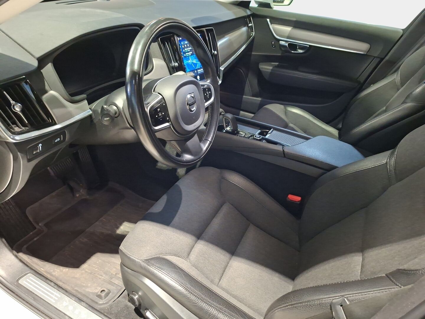 Volvo V90 2022 B4 D-MHEV Momentum aut - Suomiauto | Webasto | ACC | Vetokoukku | Pilot Assist | Peruutuskamera | High Perf Audio | Adapt.LED | Puolinahat | Navi | Apple&Android!