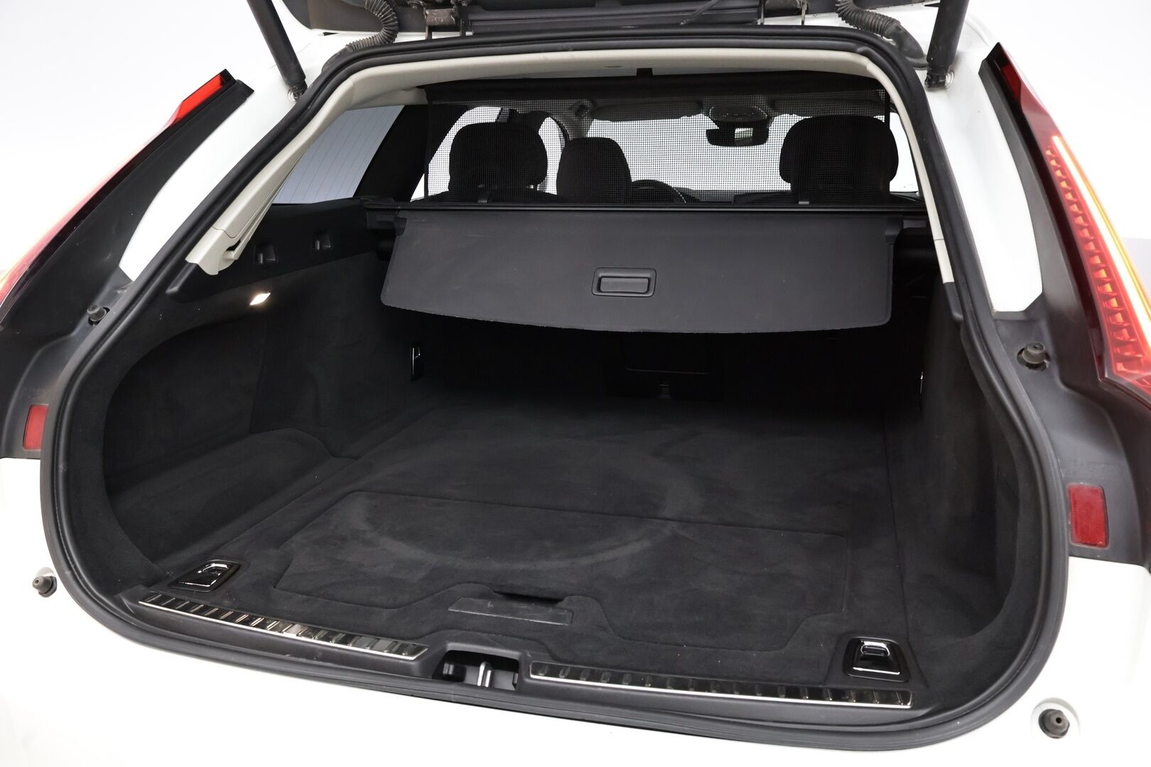 Volvo V90 2022 B4 D-MHEV Momentum aut - Suomiauto | Facelift | Webasto | ACC | Vetokoukku | Pilot Assist | Peruutuskamera | High Perf Audio | Adapt.LED | Puolinahat | Navi | Apple&Android!
