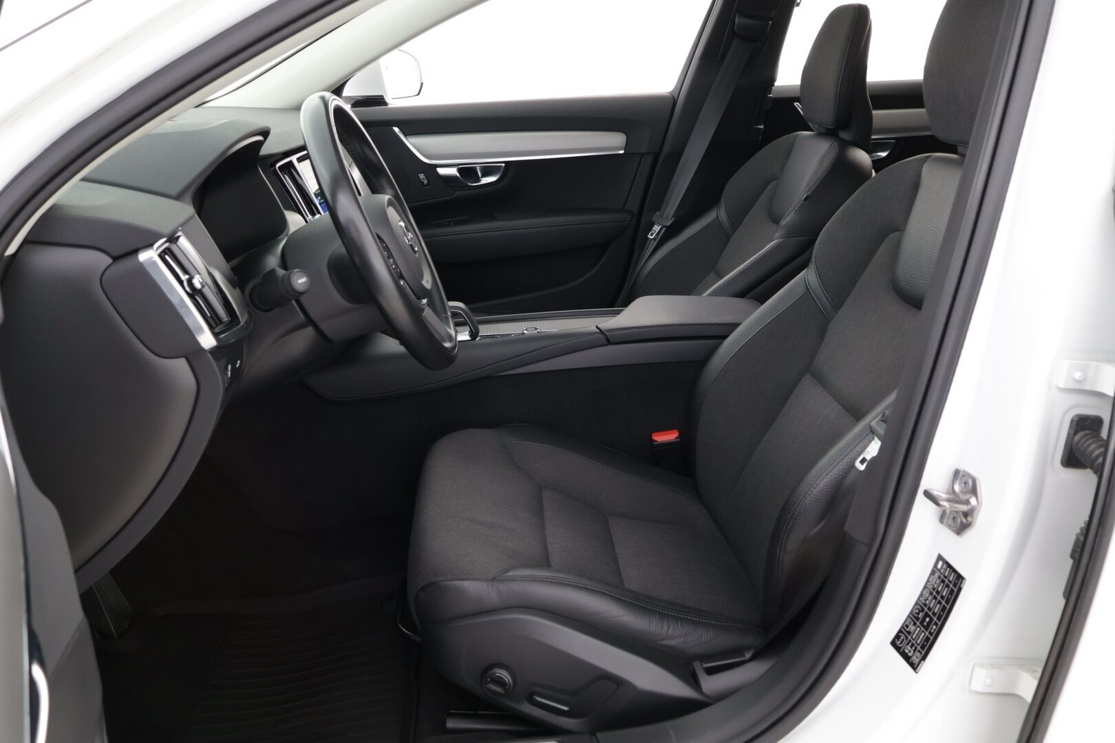Volvo V90 2022 B4 D-MHEV Momentum aut - Suomiauto | Facelift | Webasto | ACC | Vetokoukku | Pilot Assist | Peruutuskamera | High Perf Audio | Adapt.LED | Puolinahat | Navi | Apple&Android!