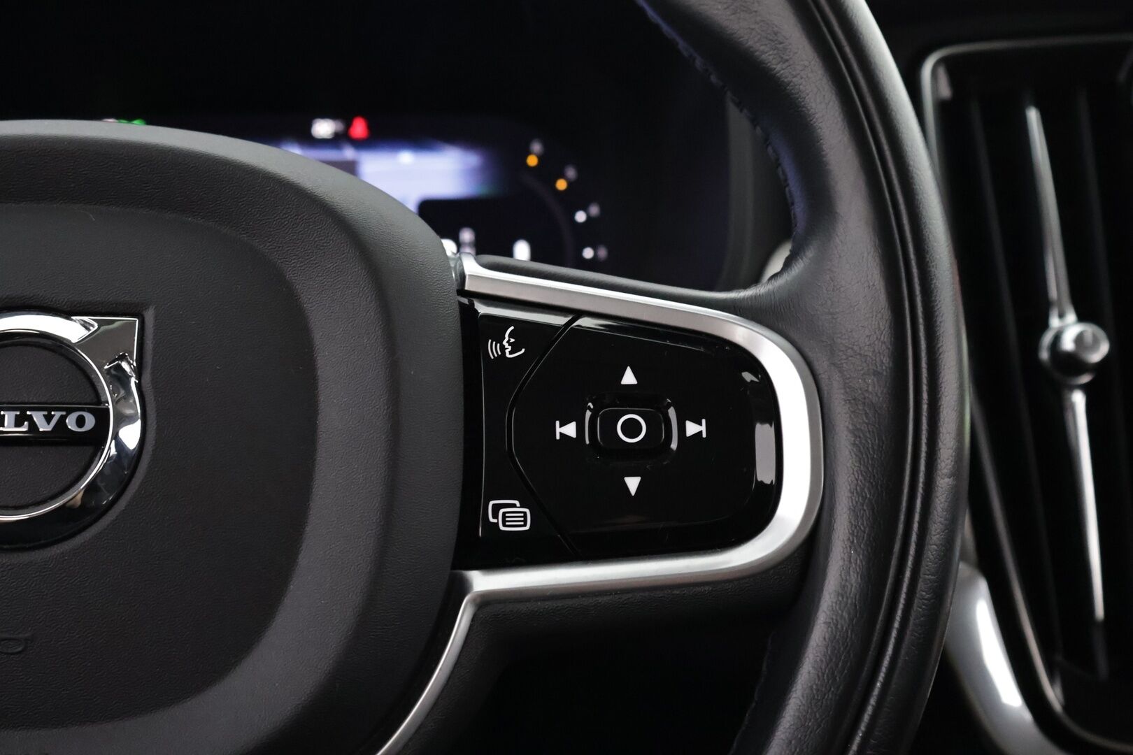 Volvo V90 2022 B4 D-MHEV Momentum aut - Suomiauto | Facelift | Webasto | ACC | Vetokoukku | Pilot Assist | Peruutuskamera | High Perf Audio | Adapt.LED | Puolinahat | Navi | Apple&Android!