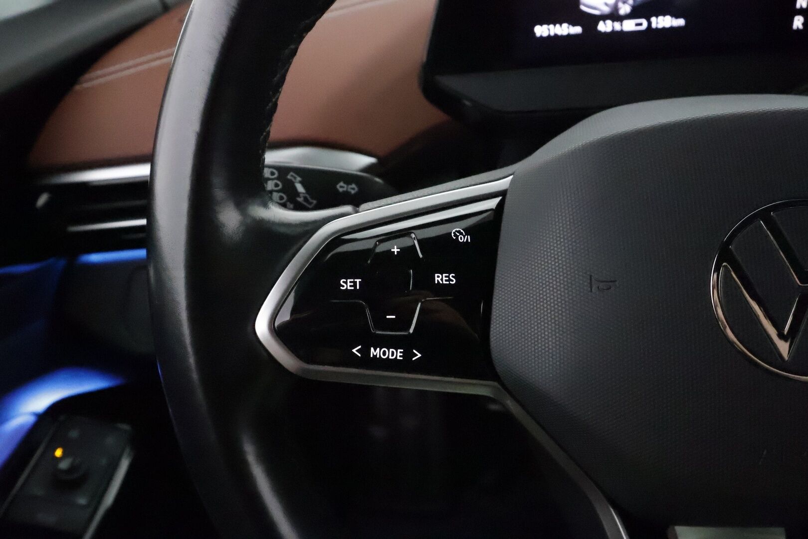 Volkswagen ID.4 2021 Pro Performance 150 kW **Lämpöpumppu / Koukku / Adapt.Vakkari / Matrix-LED / P.kamera / Hierovat Sportpenkit Muistilla** - 1-om Suomi-auto / Akku kuntotarkastettu /  2x Latauskaapelit / Kahdet Renkaat