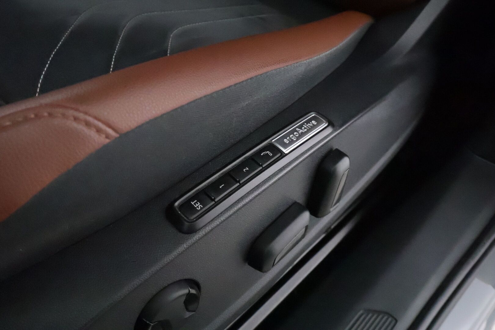 Volkswagen ID.4 2021 Pro Performance 150 kW **Lämpöpumppu / Koukku / Adapt.Vakkari / Matrix-LED / P.kamera / Hierovat Sportpenkit Muistilla** - 1-om Suomi-auto / Akku kuntotarkastettu /  2x Latauskaapelit / Kahdet Renkaat